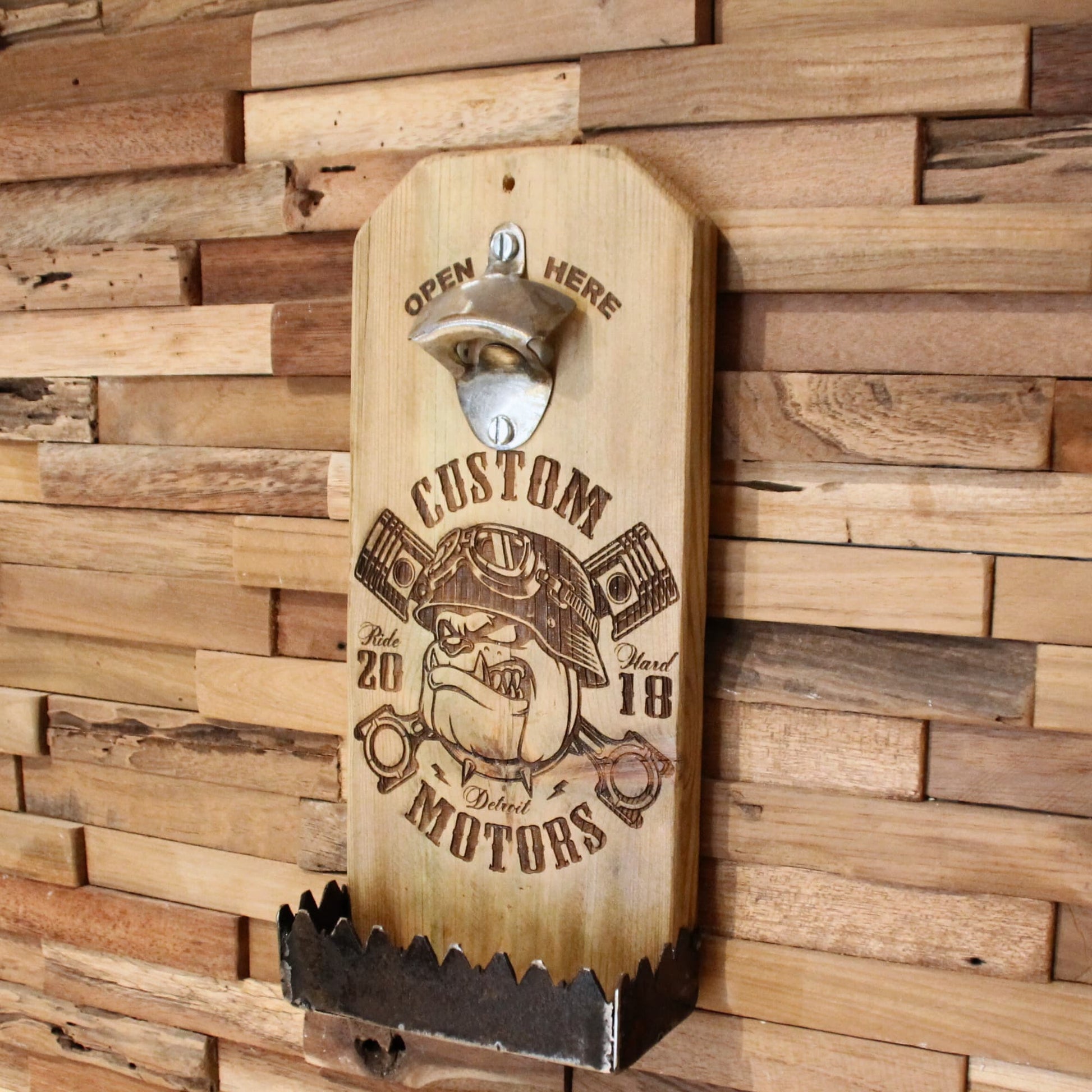 Décapsuleur artisanal en bois et métal recyclé gravé d'un bulldog motard.