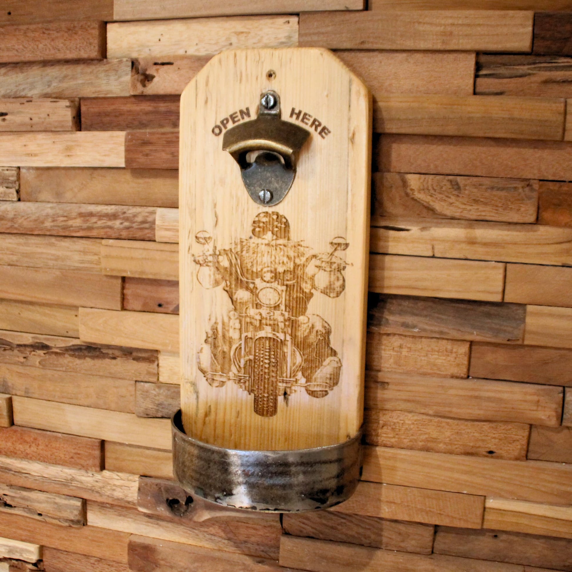Décapsuleur artisanal en bois et métal recyclé. Gravure d'un biker arrivant de face sur sa moto type Harley Davidson.