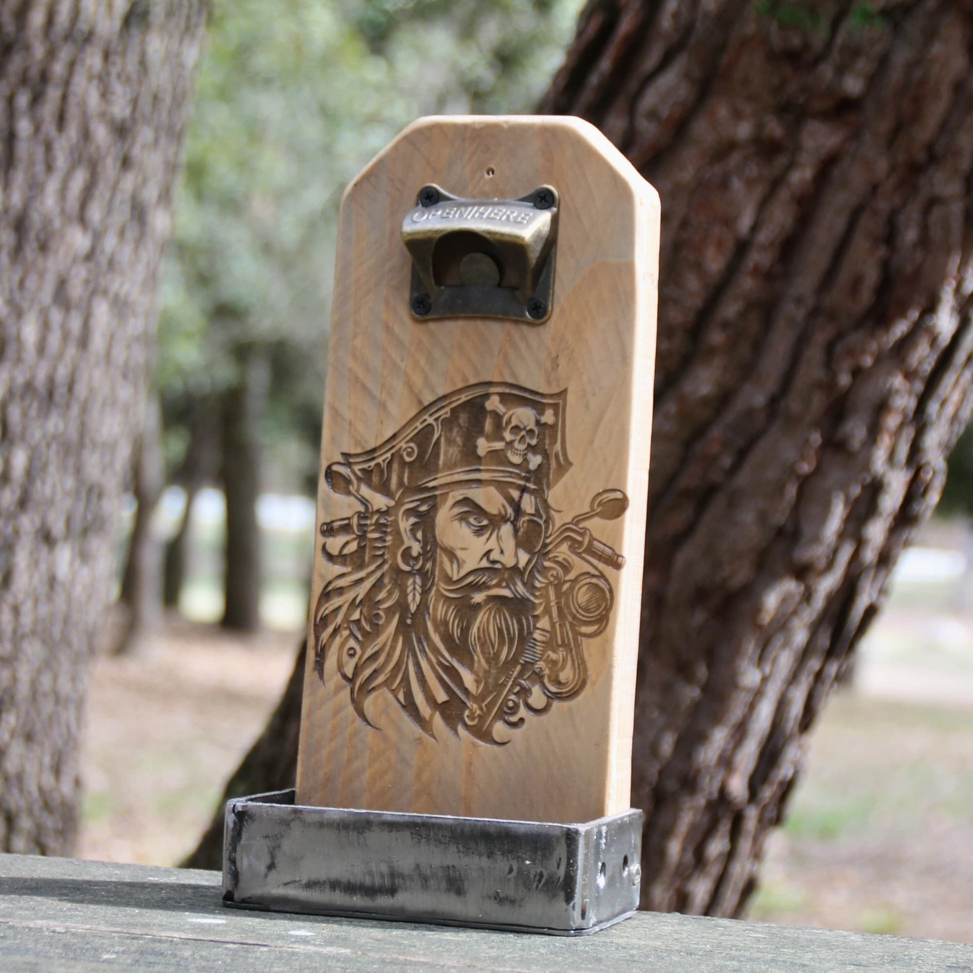 Décapsuleur mural artisanal gravé d'un pirate bikeur