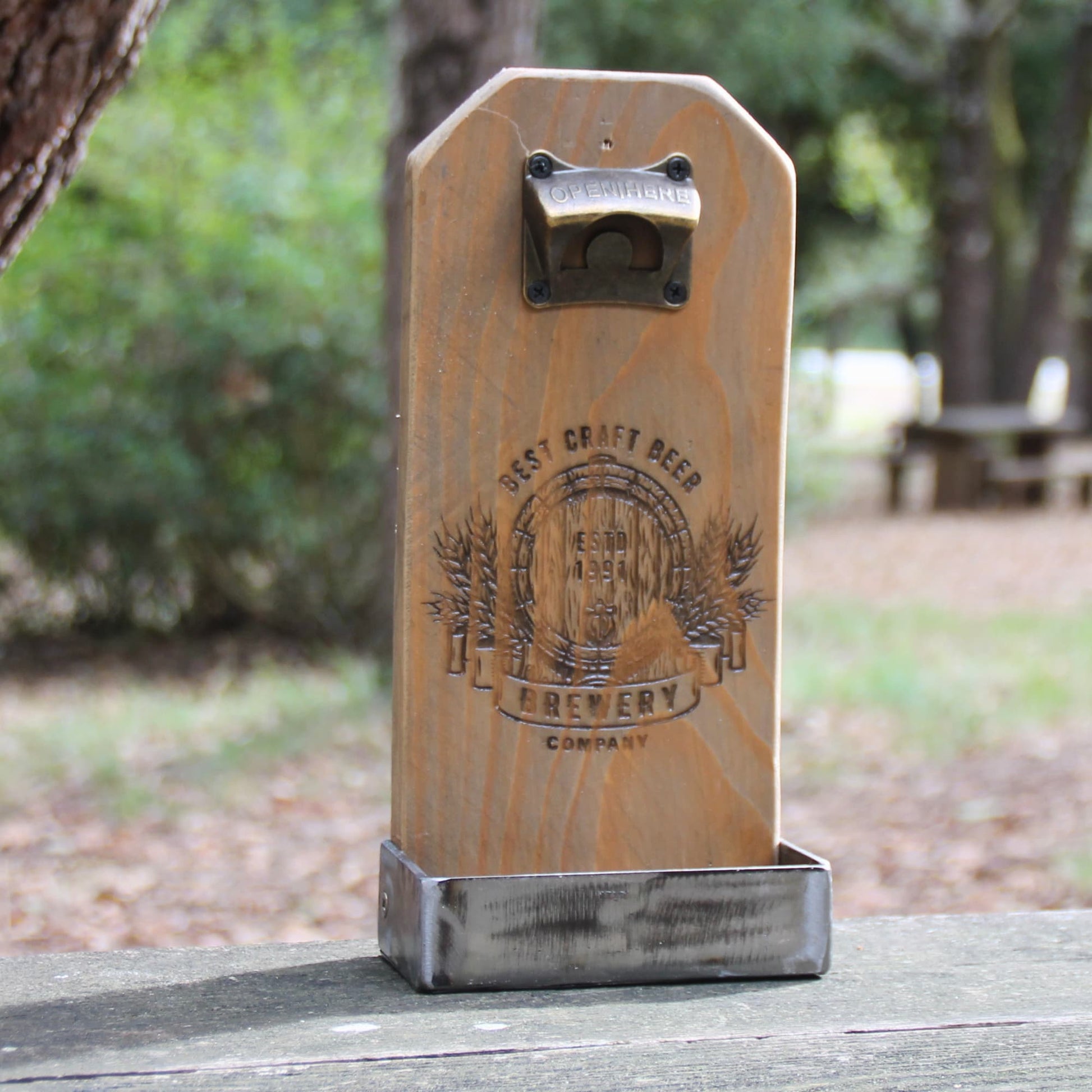 Décapsuleur artisanal en bois et métal recyclé gravé