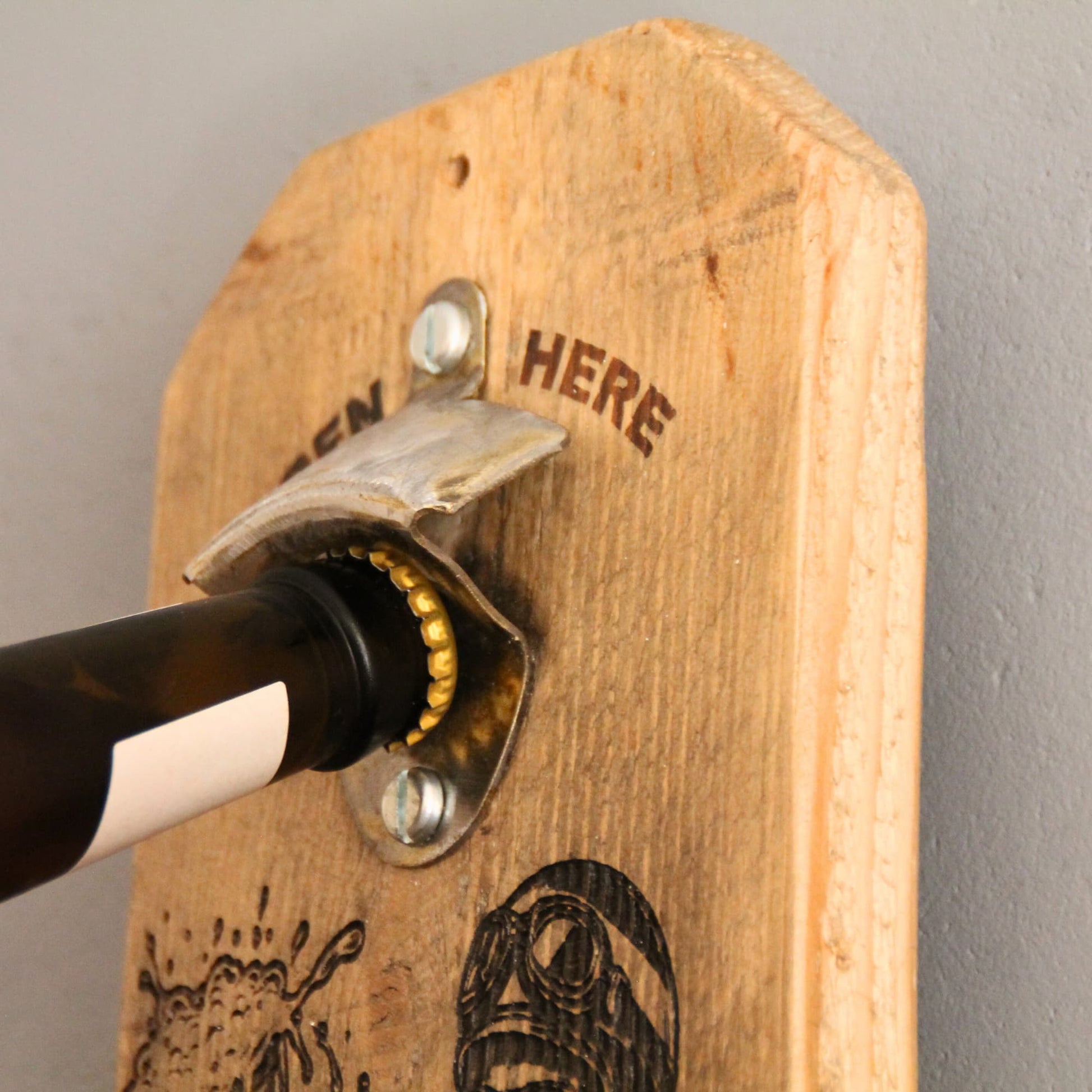 Décapsuleur mural artisanal en bois et métal recyclé mise en situation.