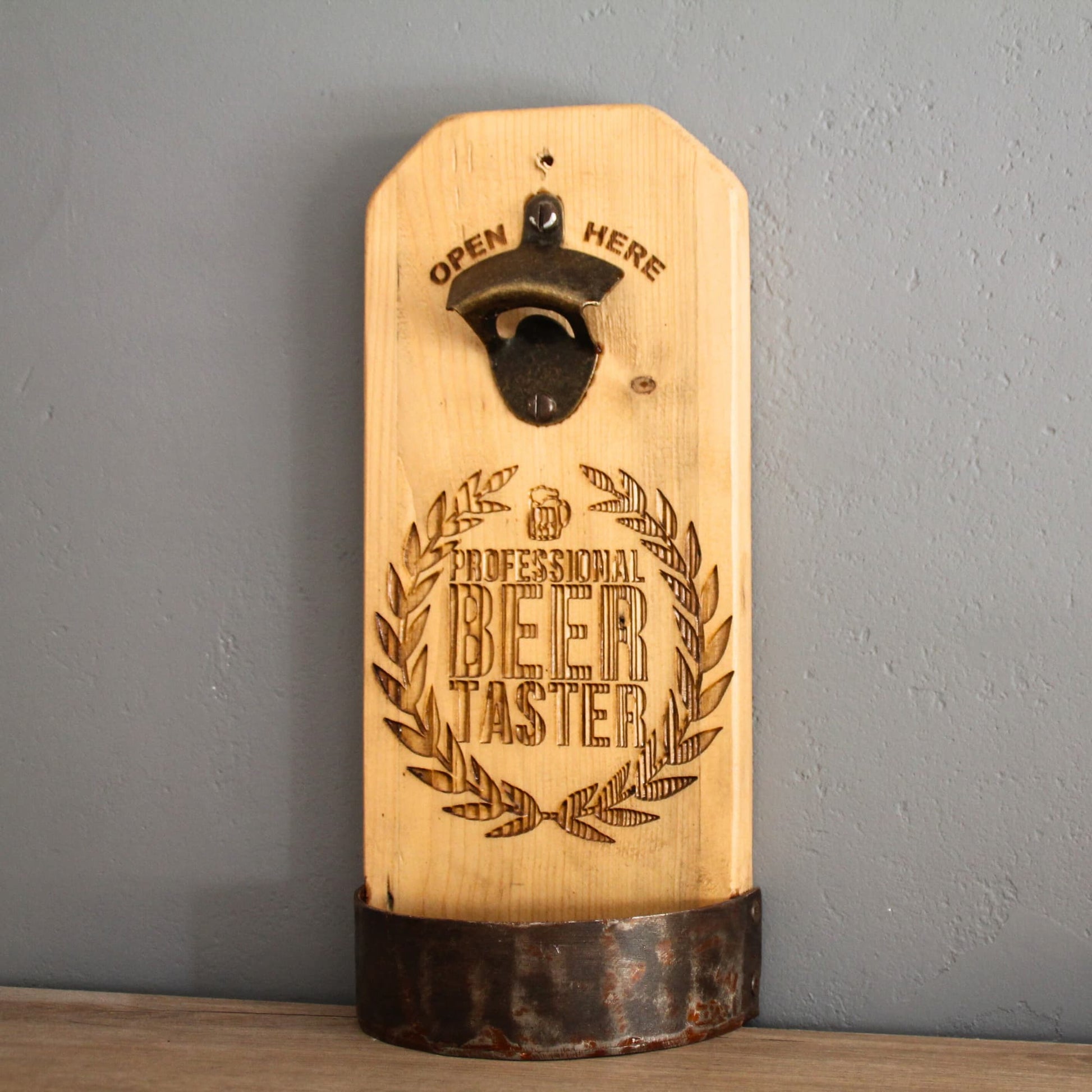 décapsuleur en bois fait à la main et gravé "Professional Beer Tester" bac de récupération arrondi.