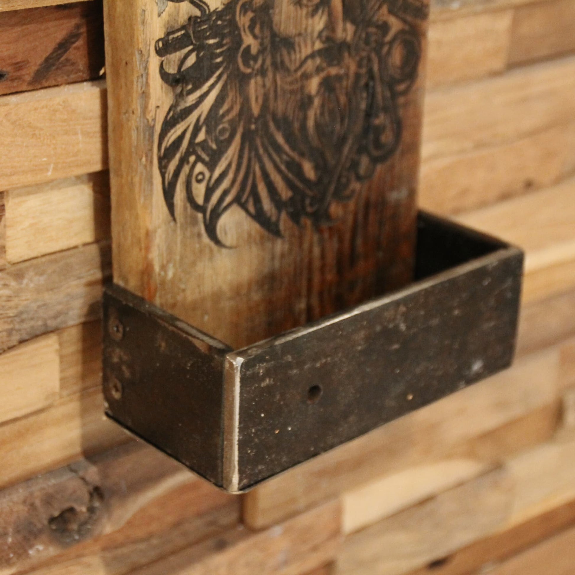 Décapsuleurs en bois faits à la main. Gravure pirate biker. Bac de récupération rectangulaire.