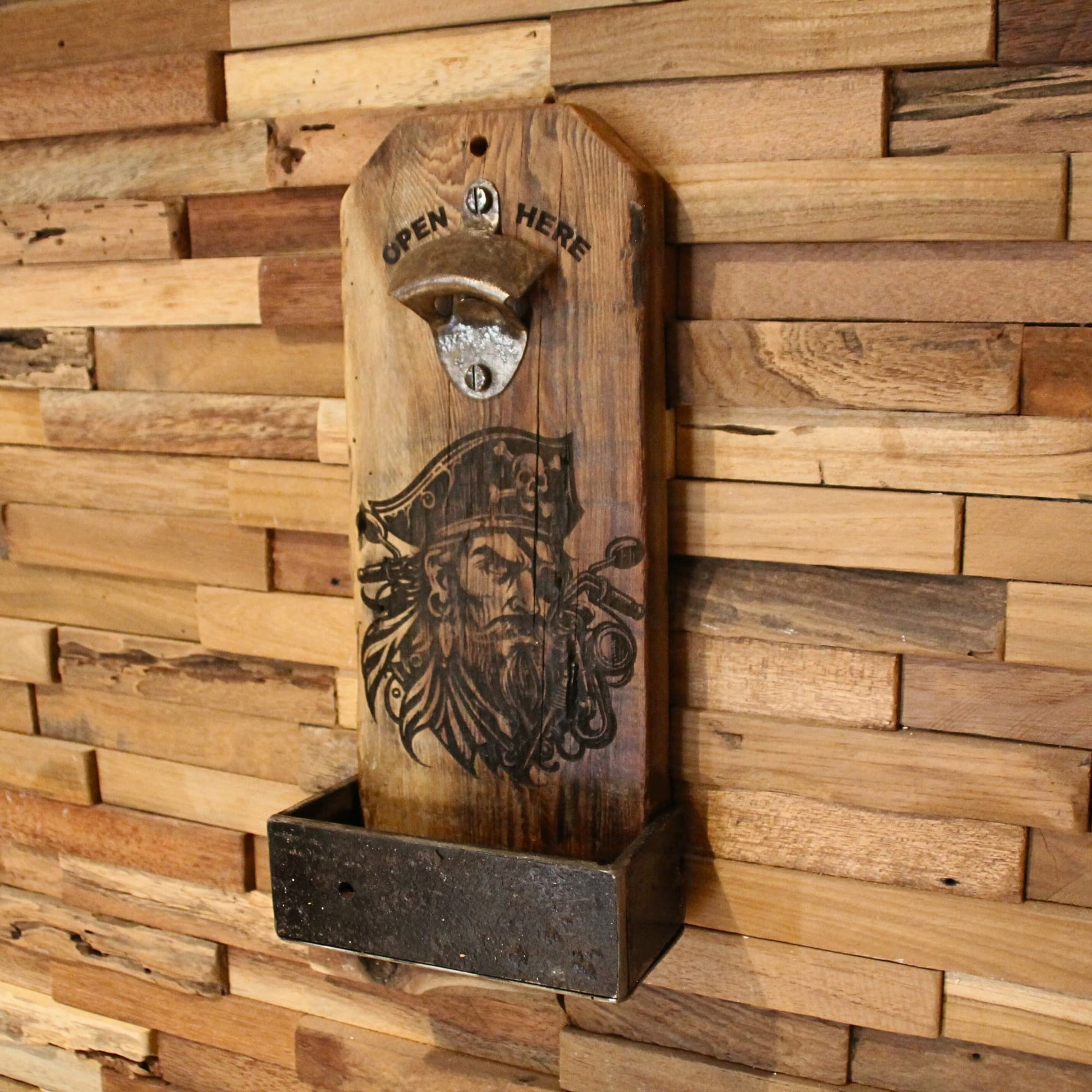 Décapsuleur en bois fait à la main. Gravure pirate biker et bois sombre.