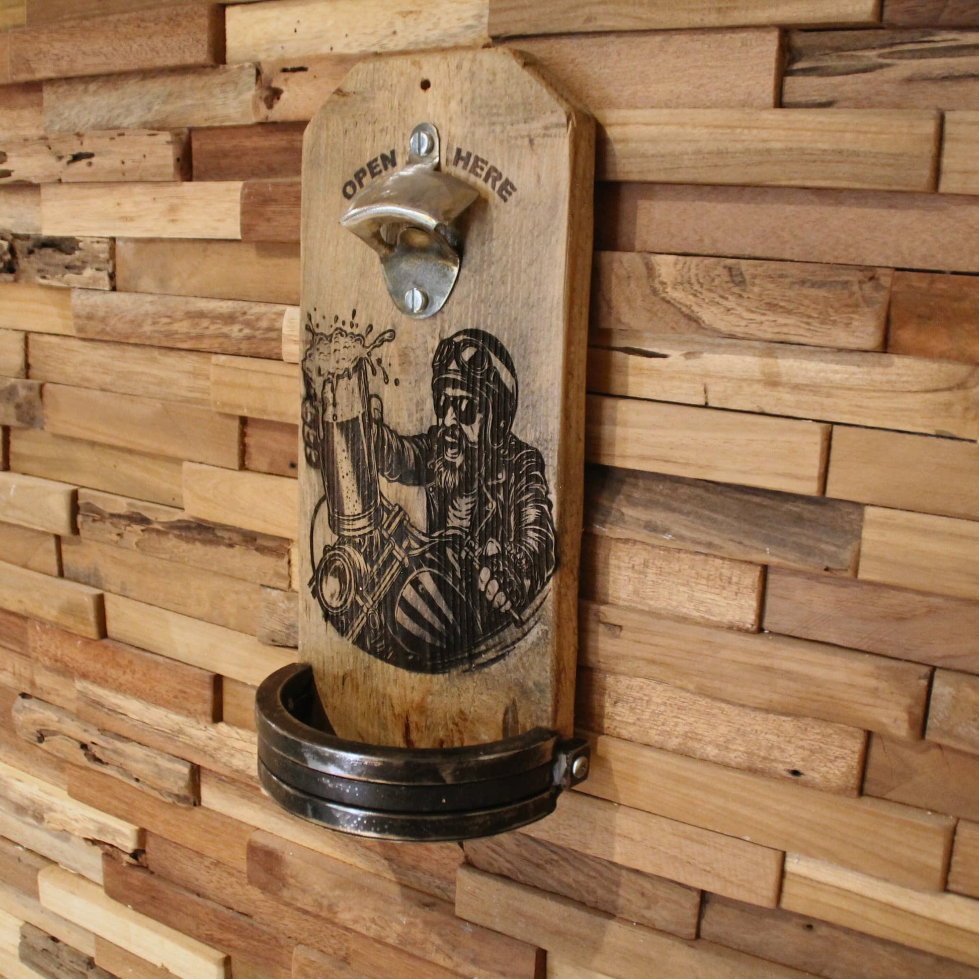 Décapsuleur mural artisanal en bois et métal recyclé avec bac arrondi.