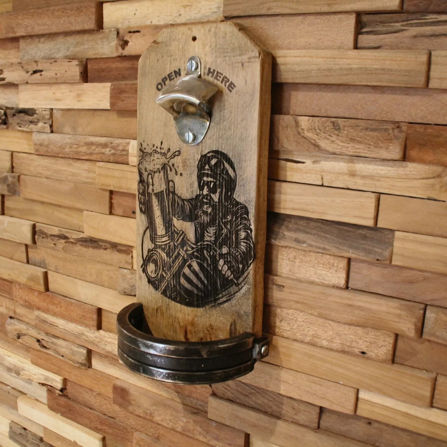 Décapsuleur mural artisanal en bois et métal recyclé avec bac arrondi.