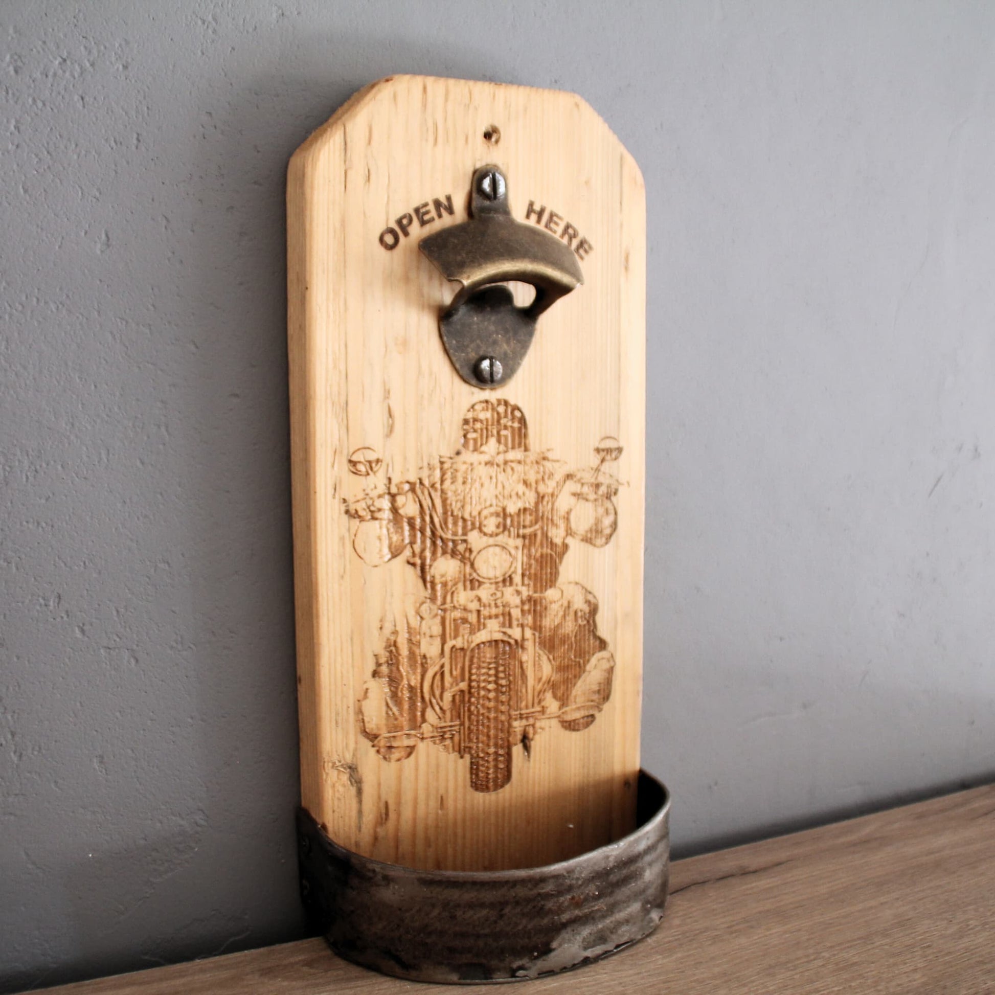 Décapsuleur artisanal fait main en bois et métal recyclé. Gravure d'un biker arrivant de face sur sa moto type Harley.
