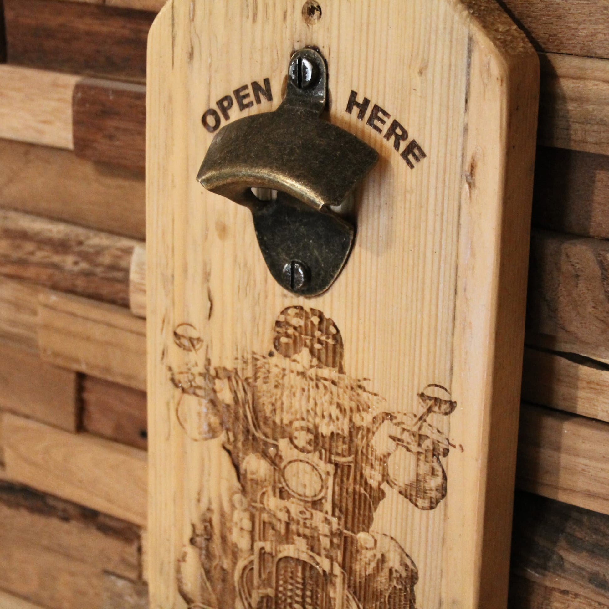 Détails du décapsuleur artisanal en bois et métal recyclé. Gravure d'un biker arrivant de face sur sa moto