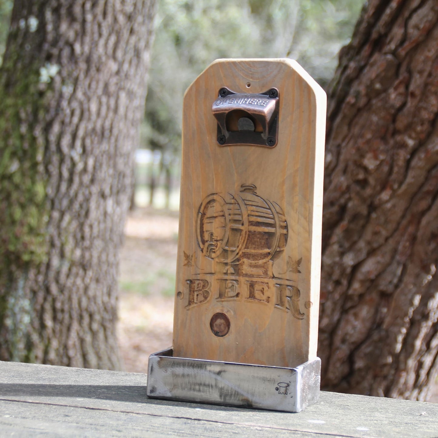 Idée cadeau bière avec ce décapsuleur artisanal en bois et métal recyclé.