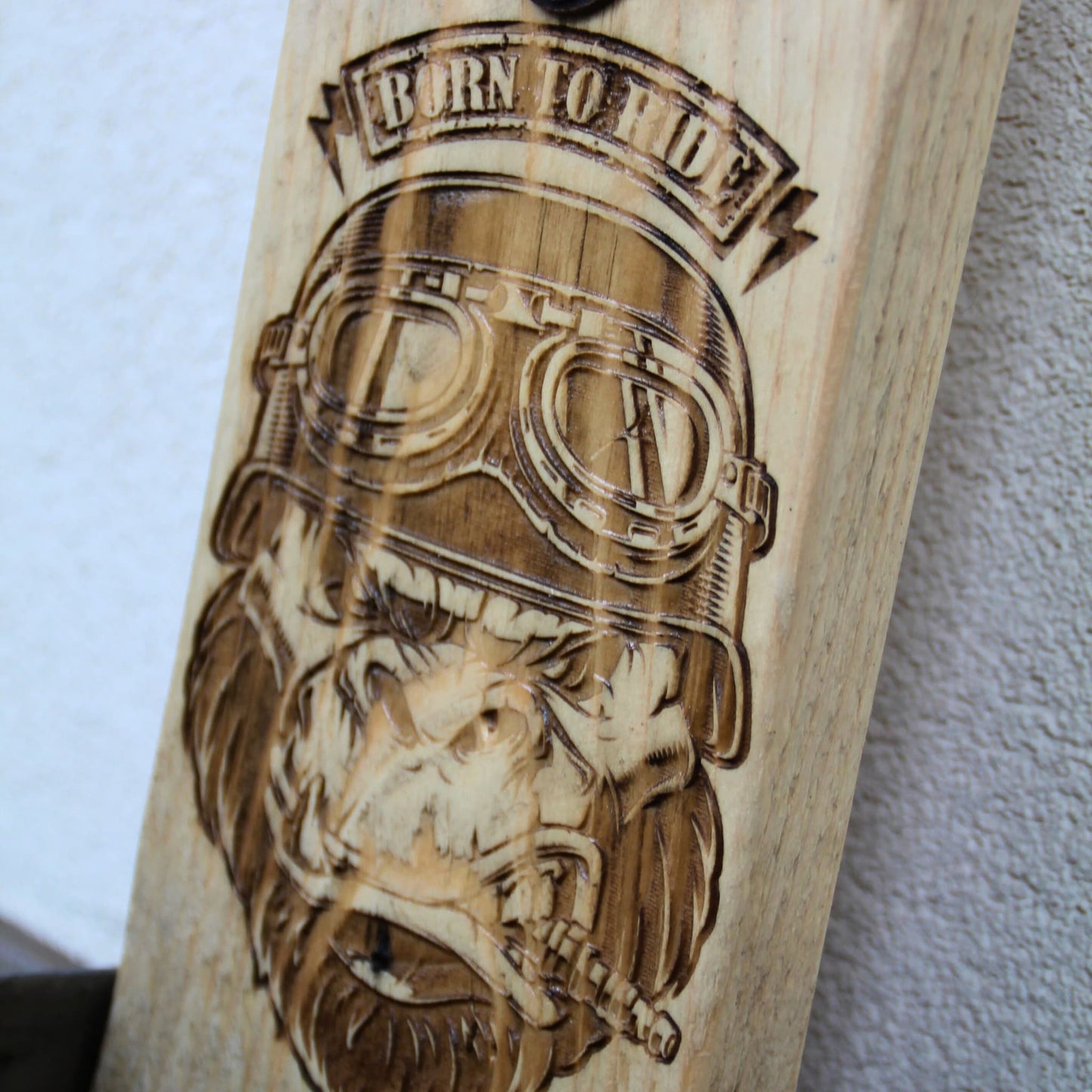 Décapsuleur mural en bois gravé avec gorille motard et casque – Parfait pour une déco inspirée de l'univers biker et sauvage.