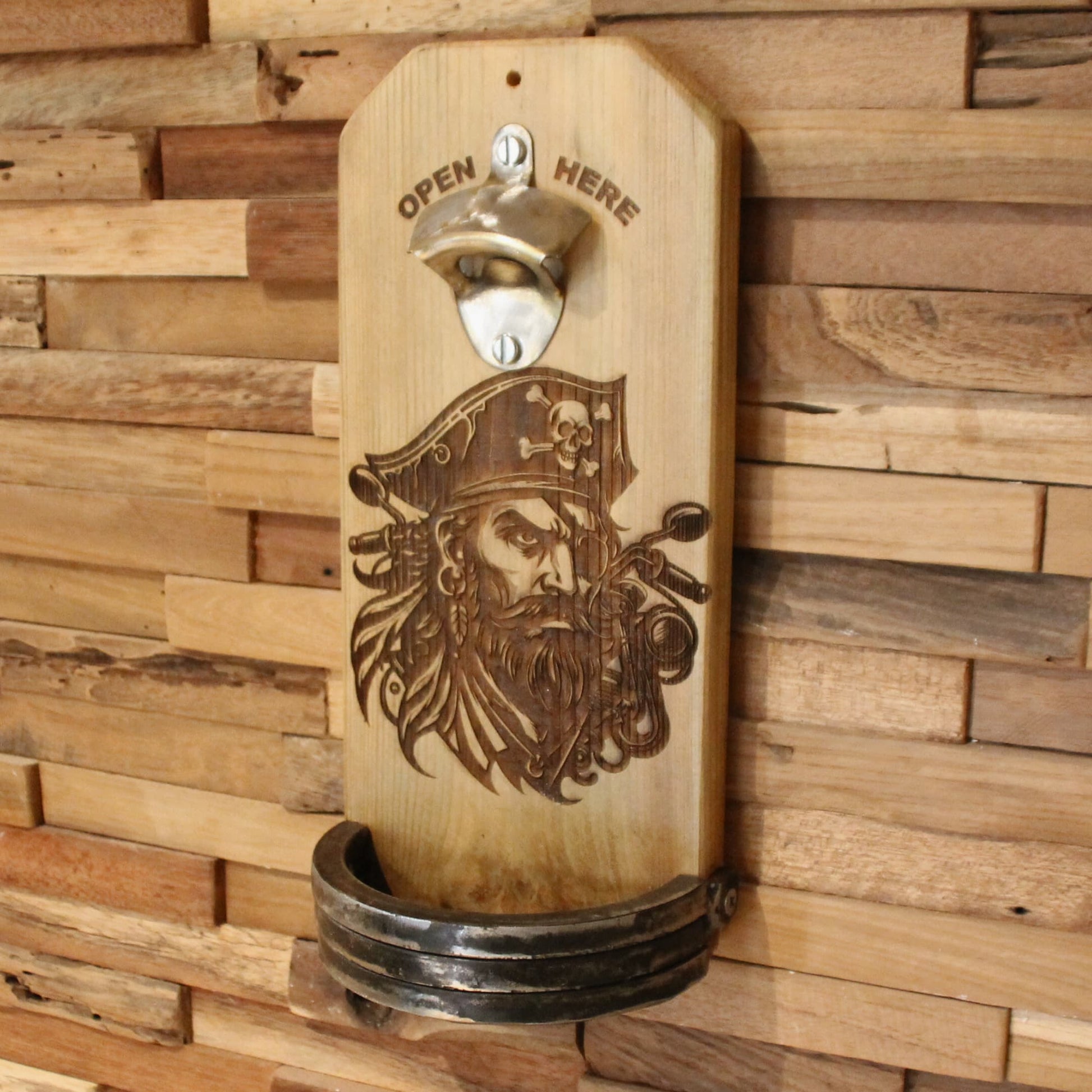 Décapsuleur en bois fait à la main. Gravure pirate biker. PIèce unique
