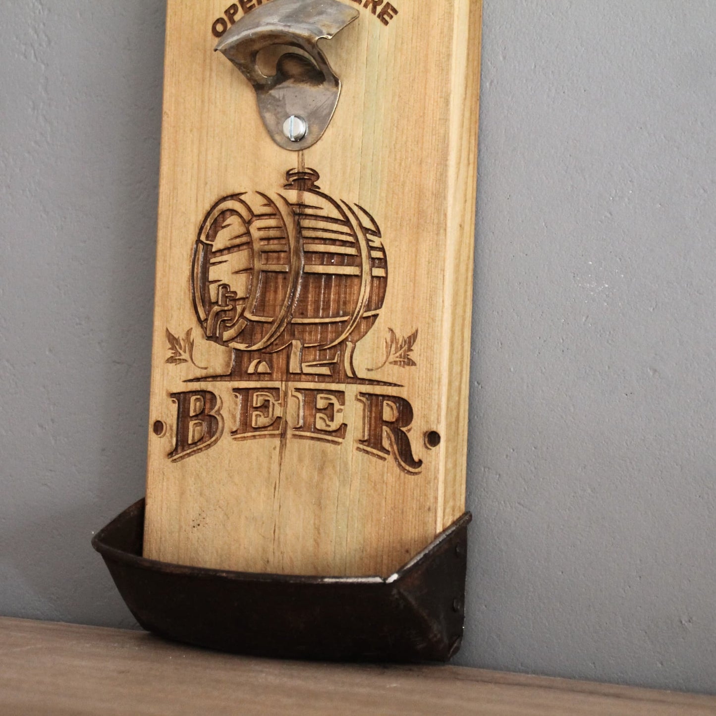 Décapsuleur artisanal en bois et métal recyclé. Pièce unique fait main. Gravure tonneau et inscription "beer"