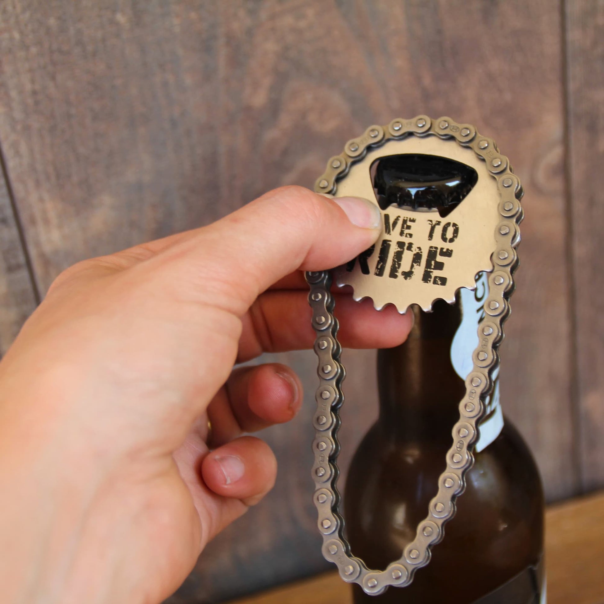 Décapsuleur chaine Live To Ride en pleine utilisation