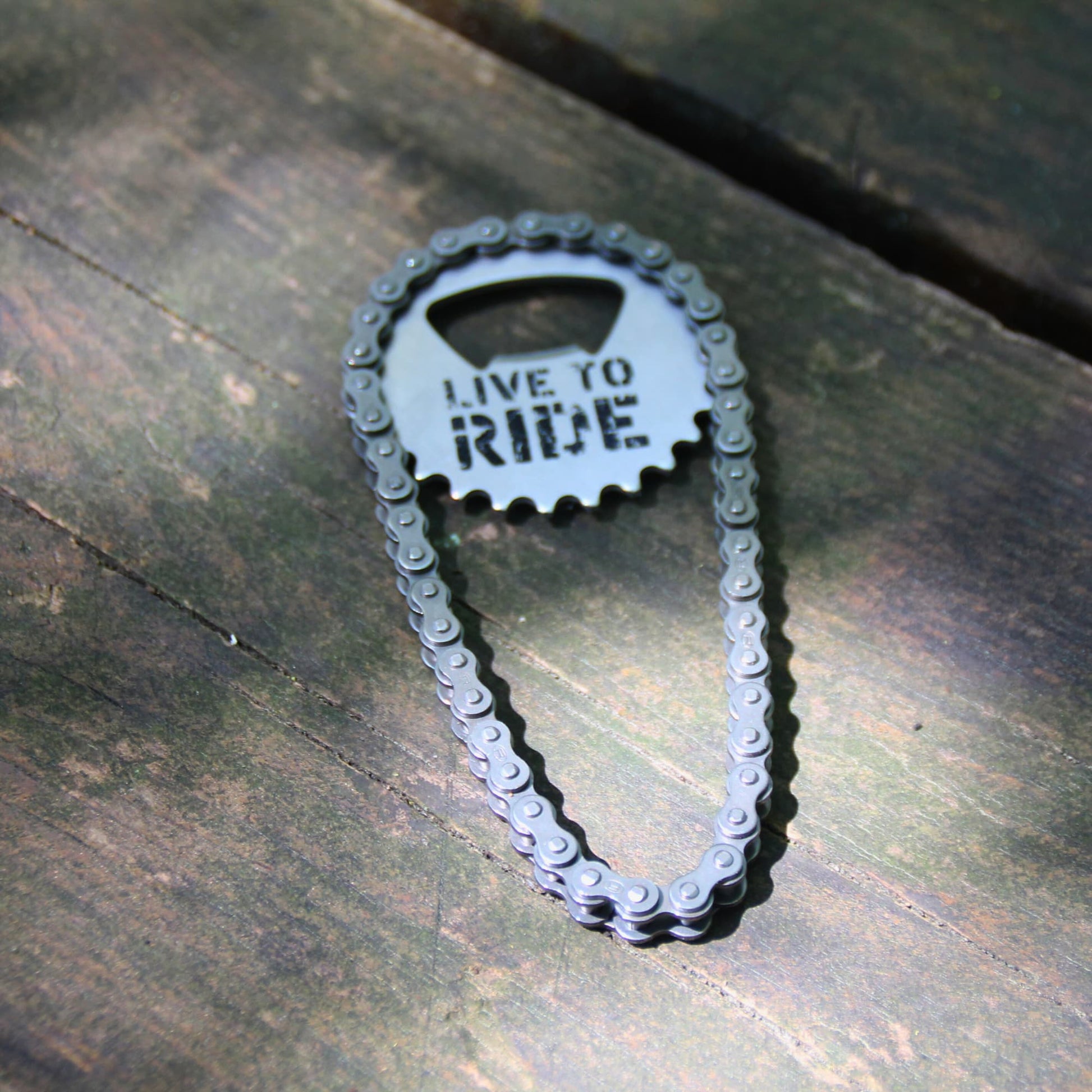 Décapsuleur chaine moto Live to Ride en acier inoxydable.