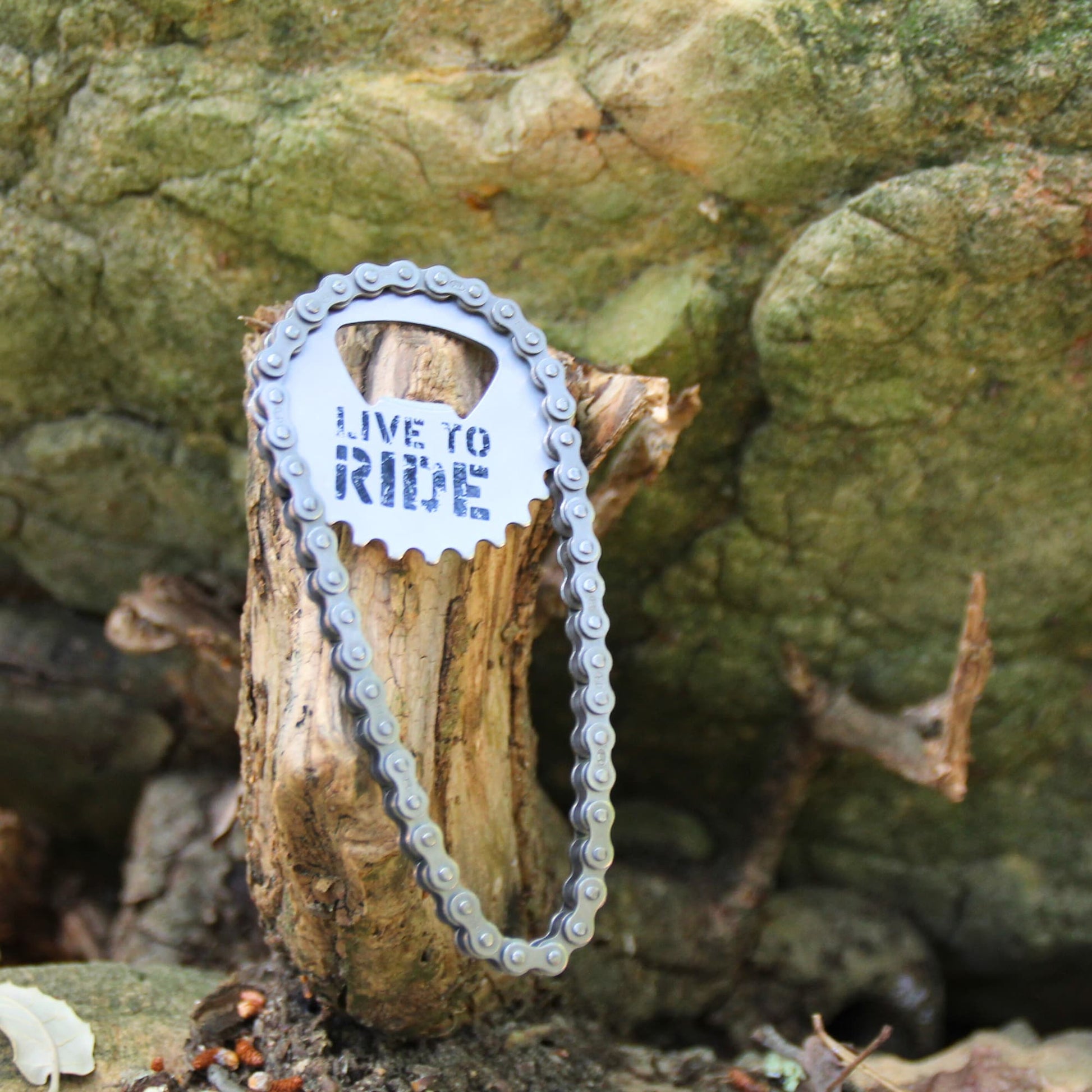 Décapsuleur en chaine et inscription Live To Ride, idéal pour l'apéro entre motards !