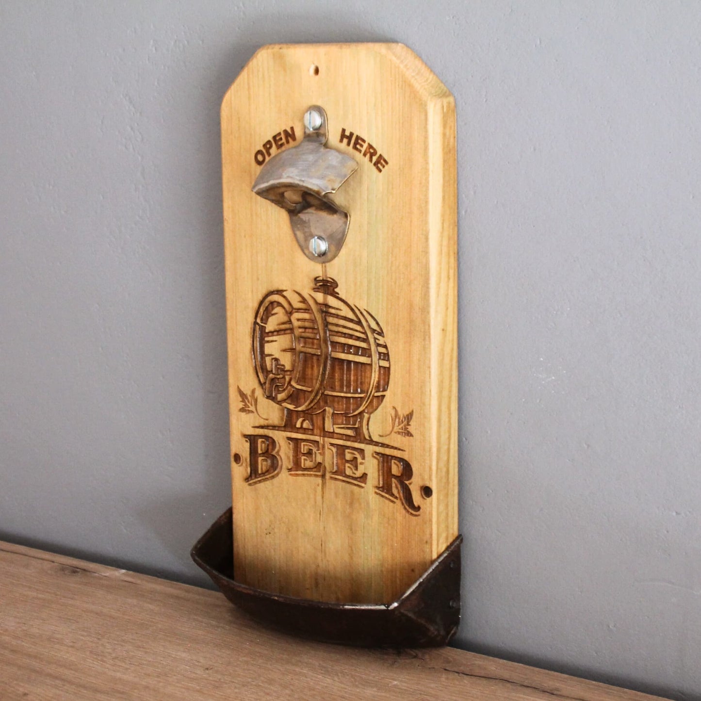 Décapsuleur artisanal en bois et métal recyclé. Pièce unique faite à la main. Gravure tonneau et inscription "beer"