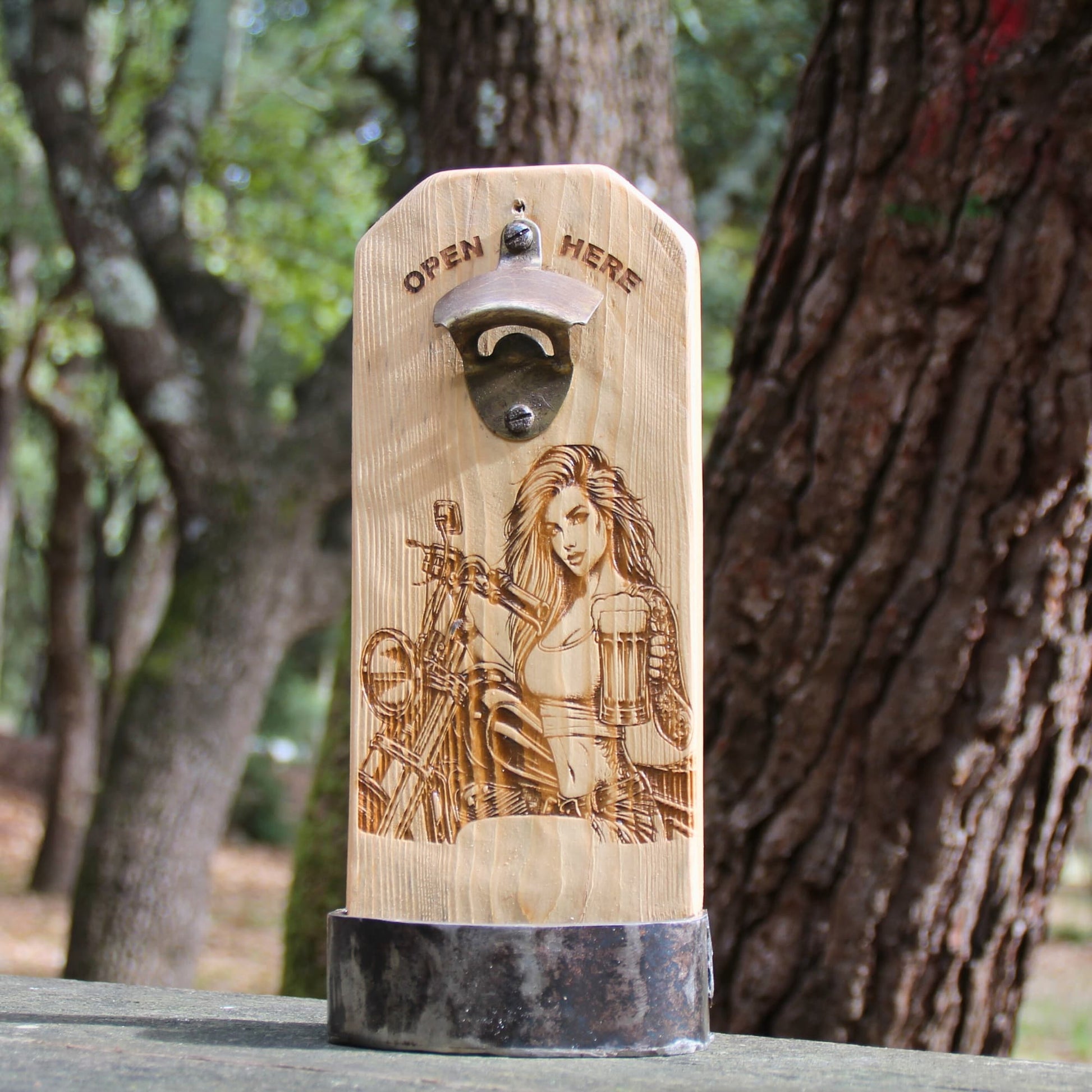 Décapsuleur mural artisanal en bois et métal recyclé gravé d'une motarde chope à la main.