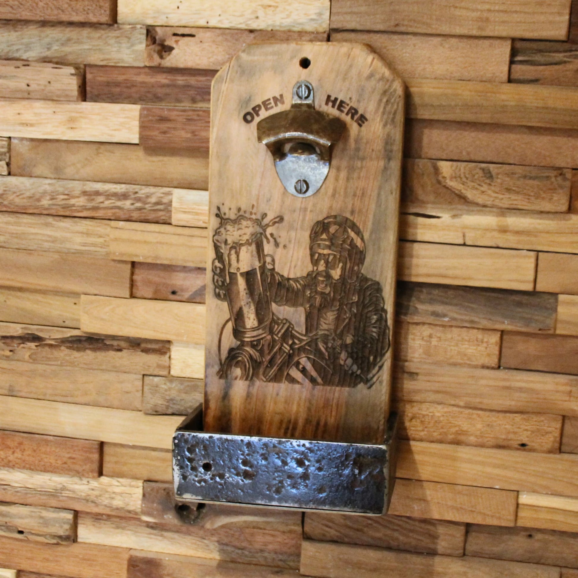 Décapsuleur artisanal en bois et métal recyclé. Gravure biker souriant brandissant une chope de bière. Fait main. Pièce unique