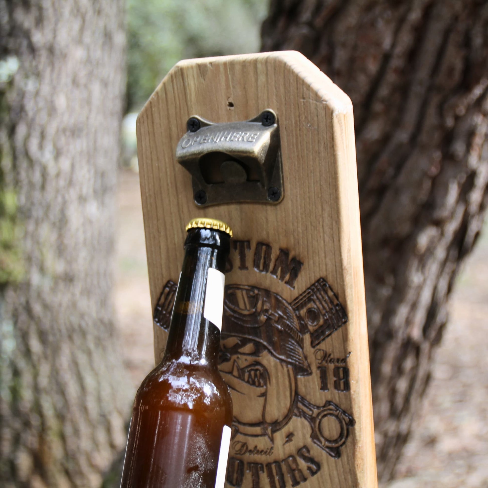 Décapsuleur artisanal en bois.