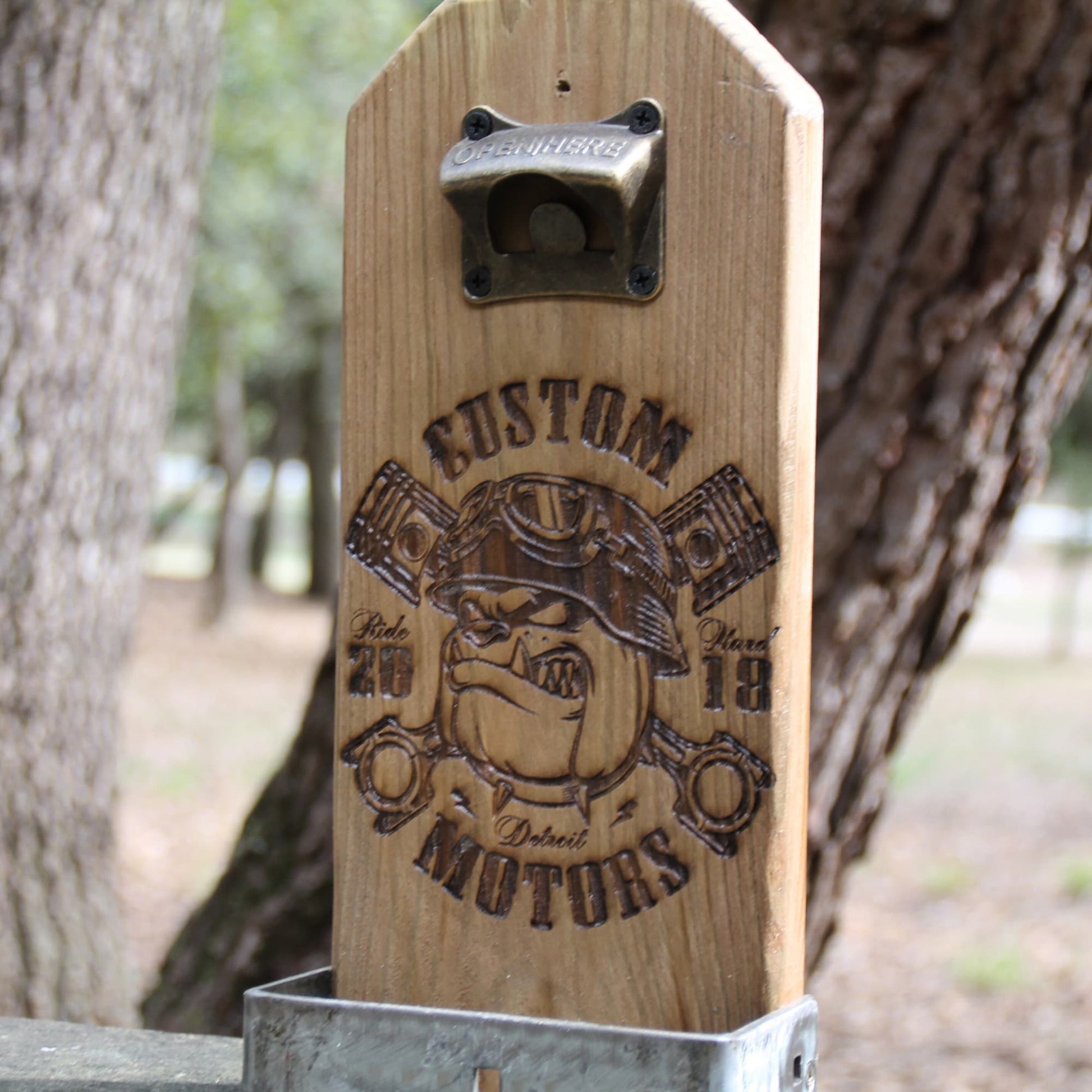 Décapsuleur mural à bière en bois recyclé avec bac de récupération des capsules. Gravure bulldog motard devant des pistons