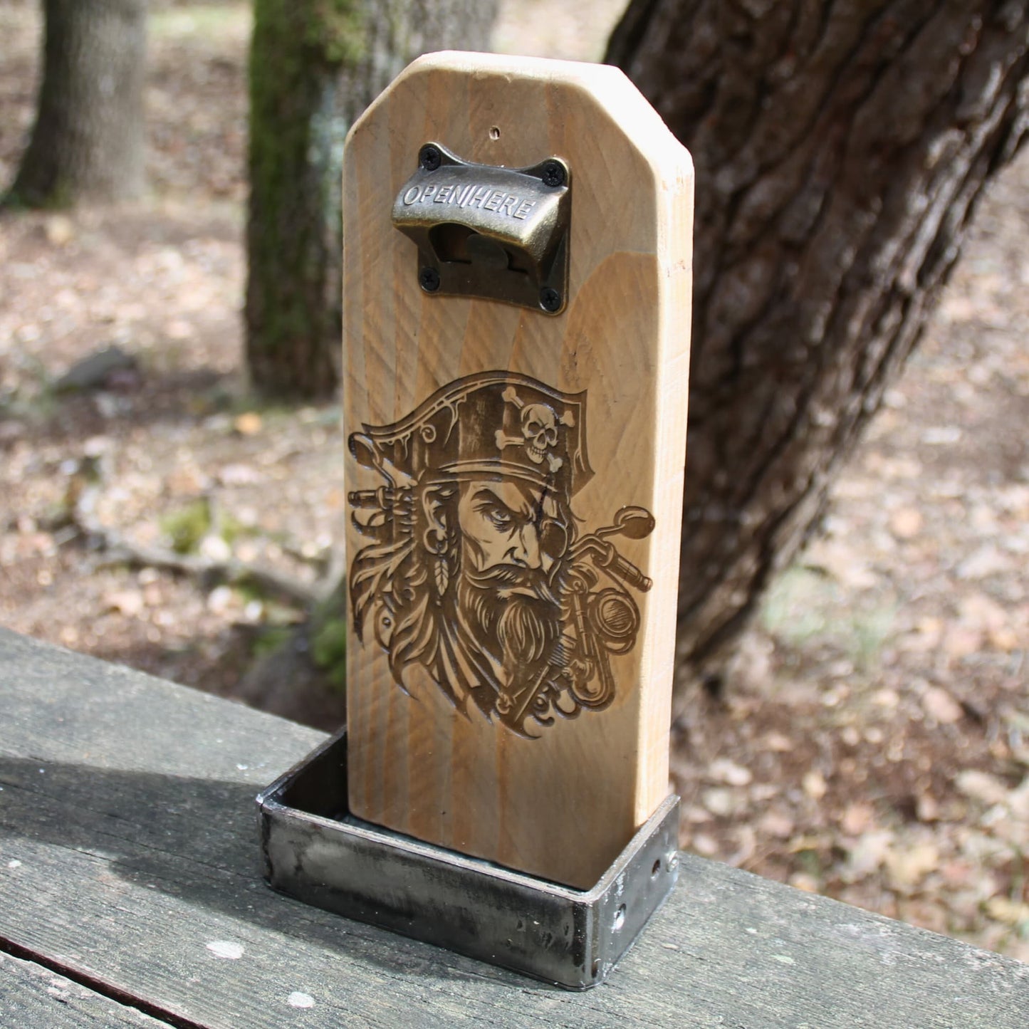 Décapsuleur mural artisanal en bois gravé d'un pirate bikeur