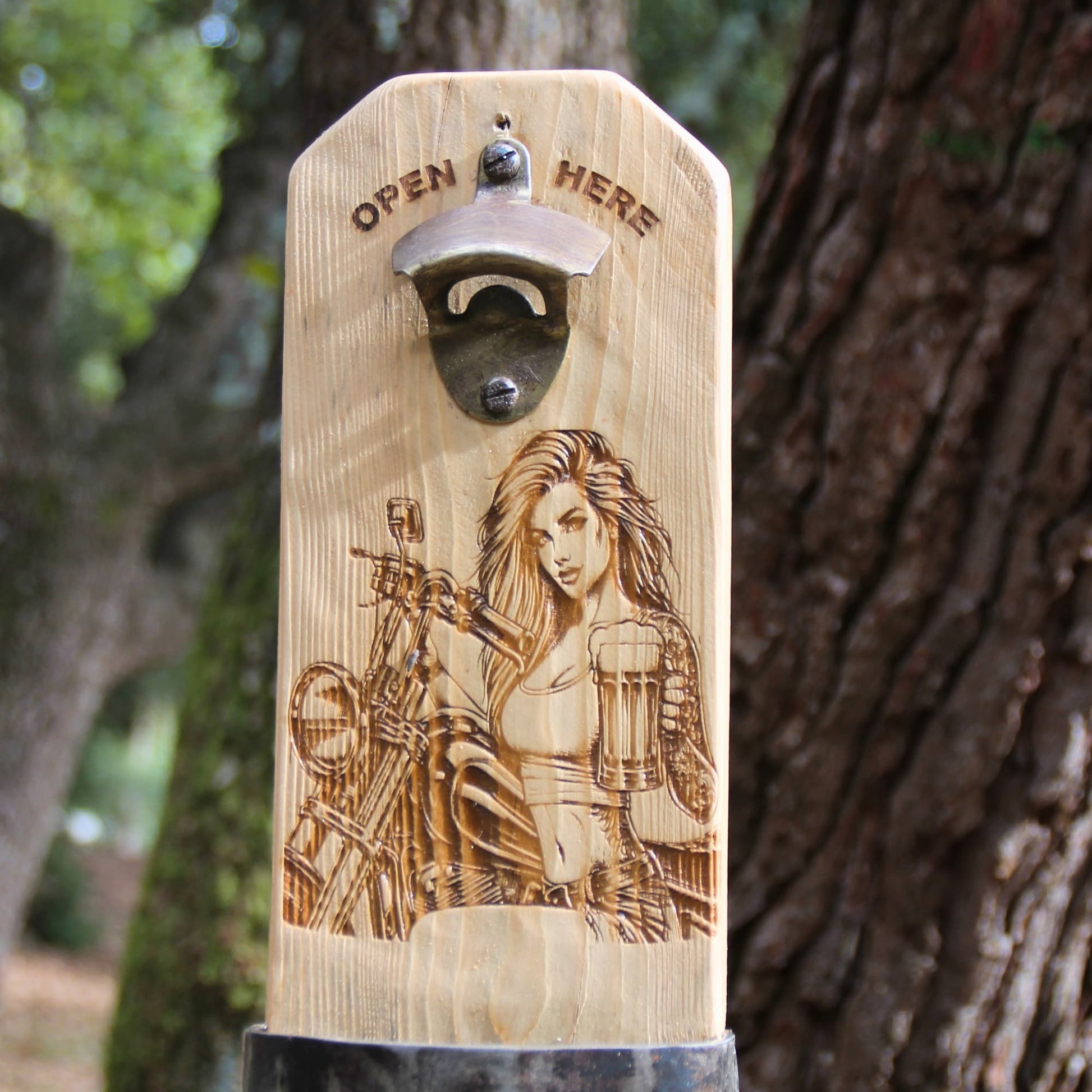 Idée cadeau originale avec ce décapsuleur mural en bois et métal recyclé