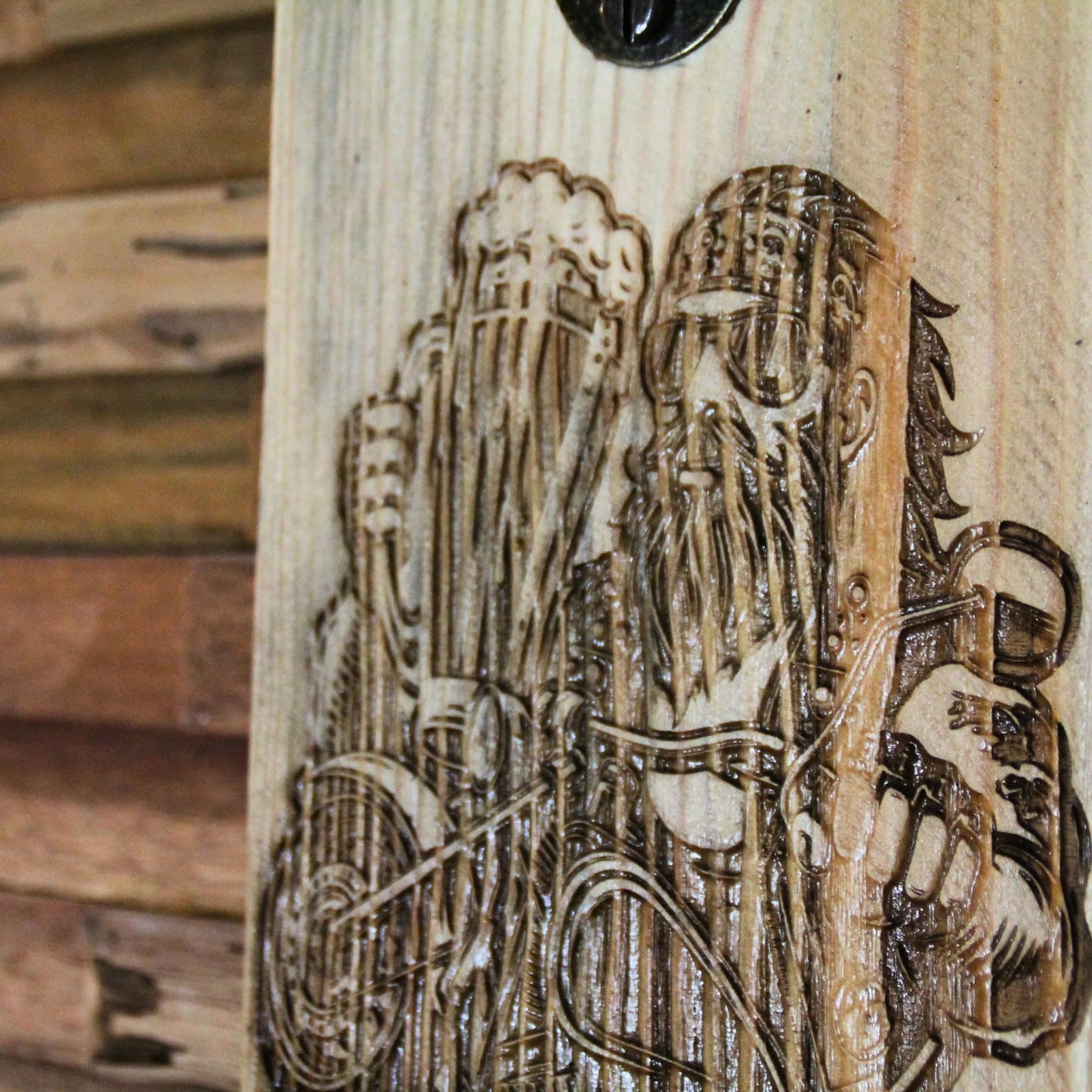 Décapsuleur mural en bois gravé biker et chope de bière – Parfait pour une déco inspirée de l'univers motard et convivial.