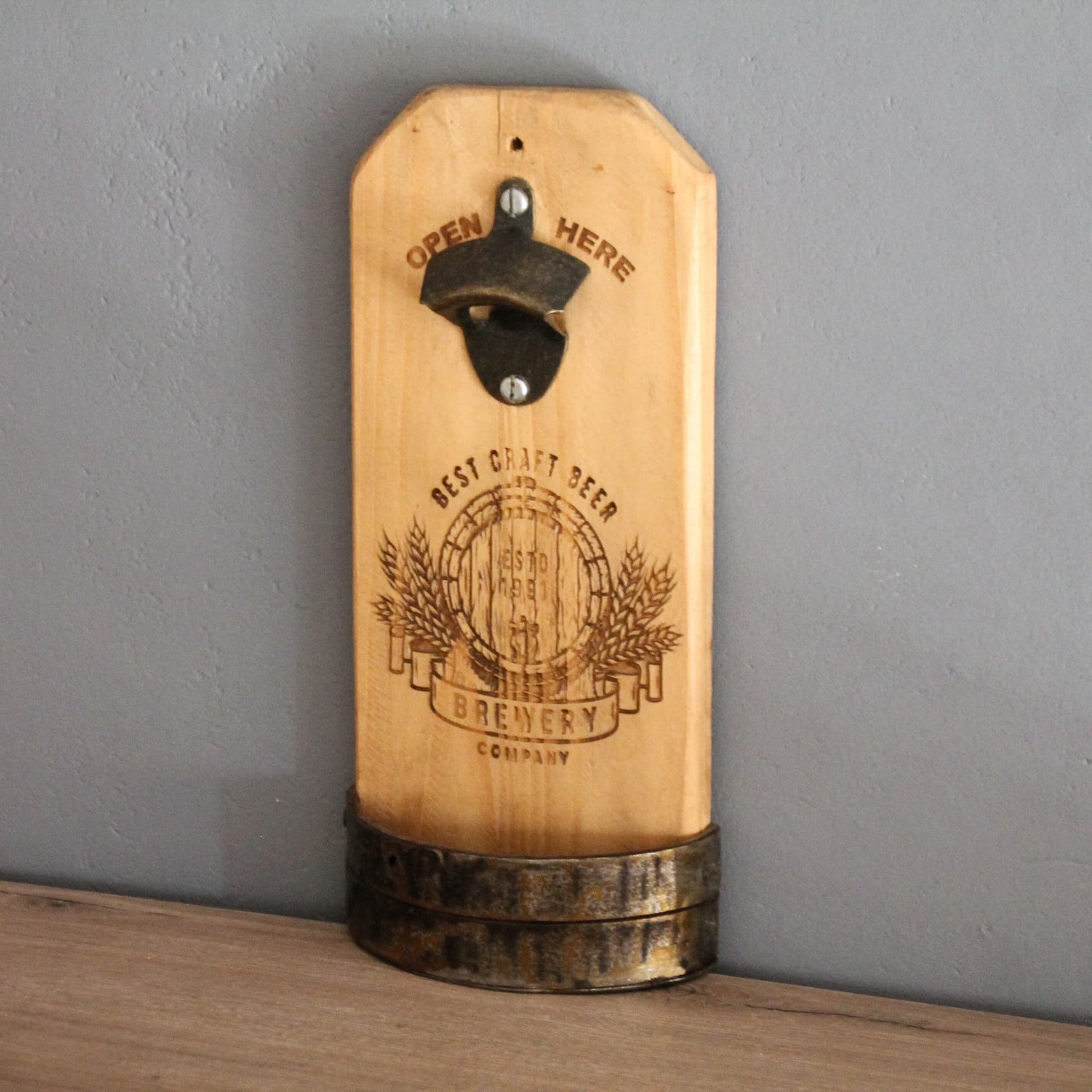 Décapsuleur mural en bois recyclé fait à la main. Gravure Best Craft Beer.