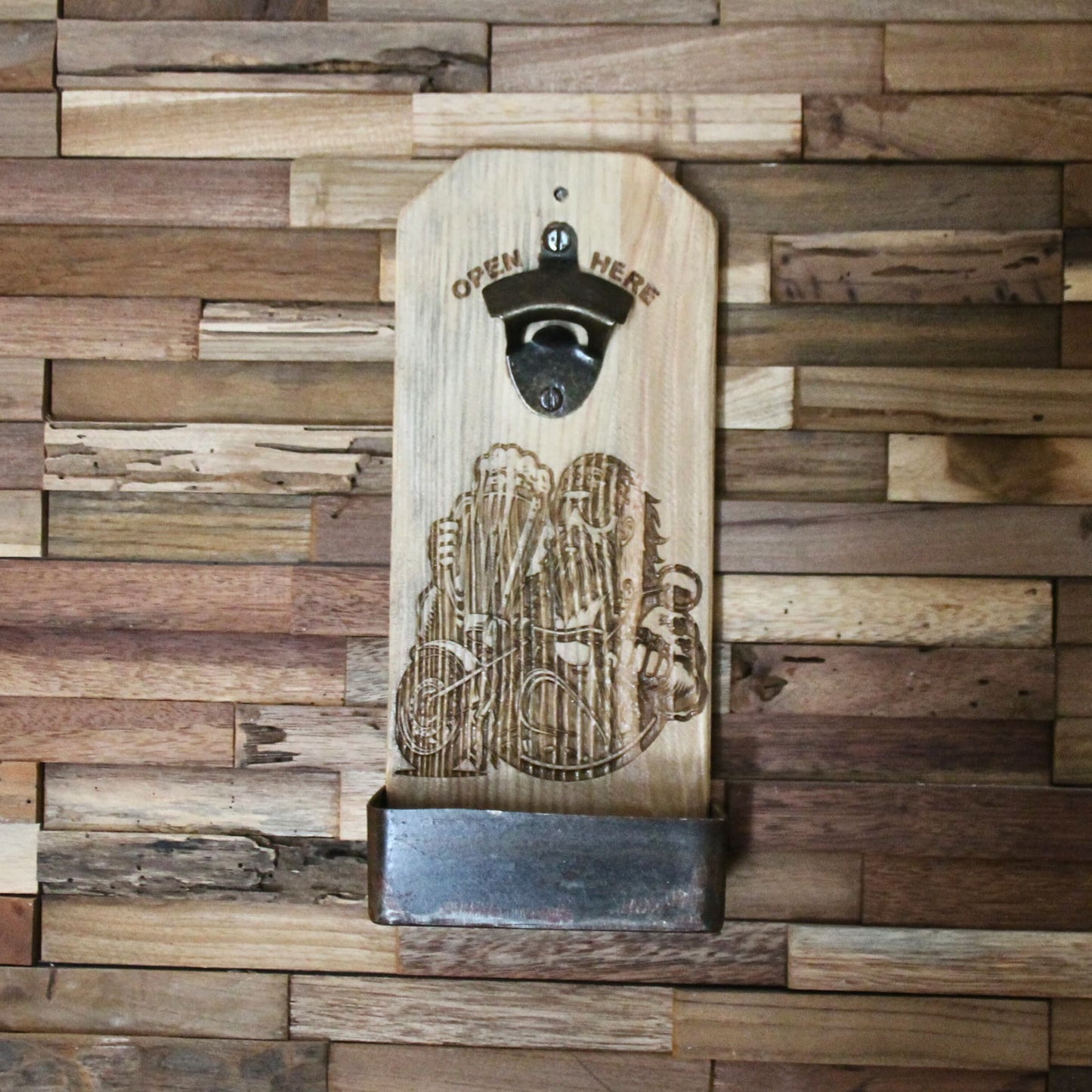 Décapsuleur mural en bois avec gravure biker et chope de bière – Accessoire original pour les passionnés de motos et de bière.