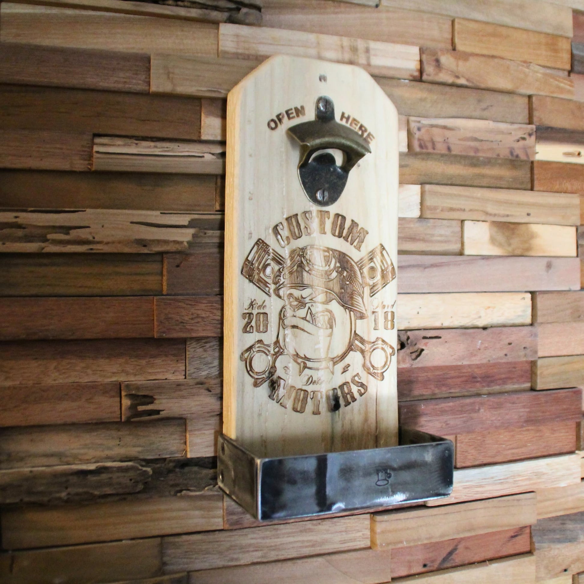 Décapsuleur mural en bois avec gravure bulldog et pistons – Accessoire original pour les passionnés de motos et de bière.