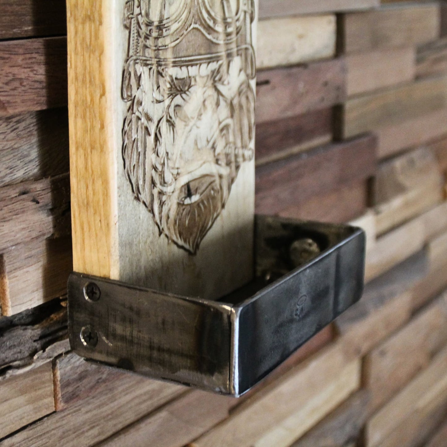 Décapsuleur mural en bois avec illustration d’un gorille motard et casque – Ajoutez une touche audacieuse à votre intérieur.