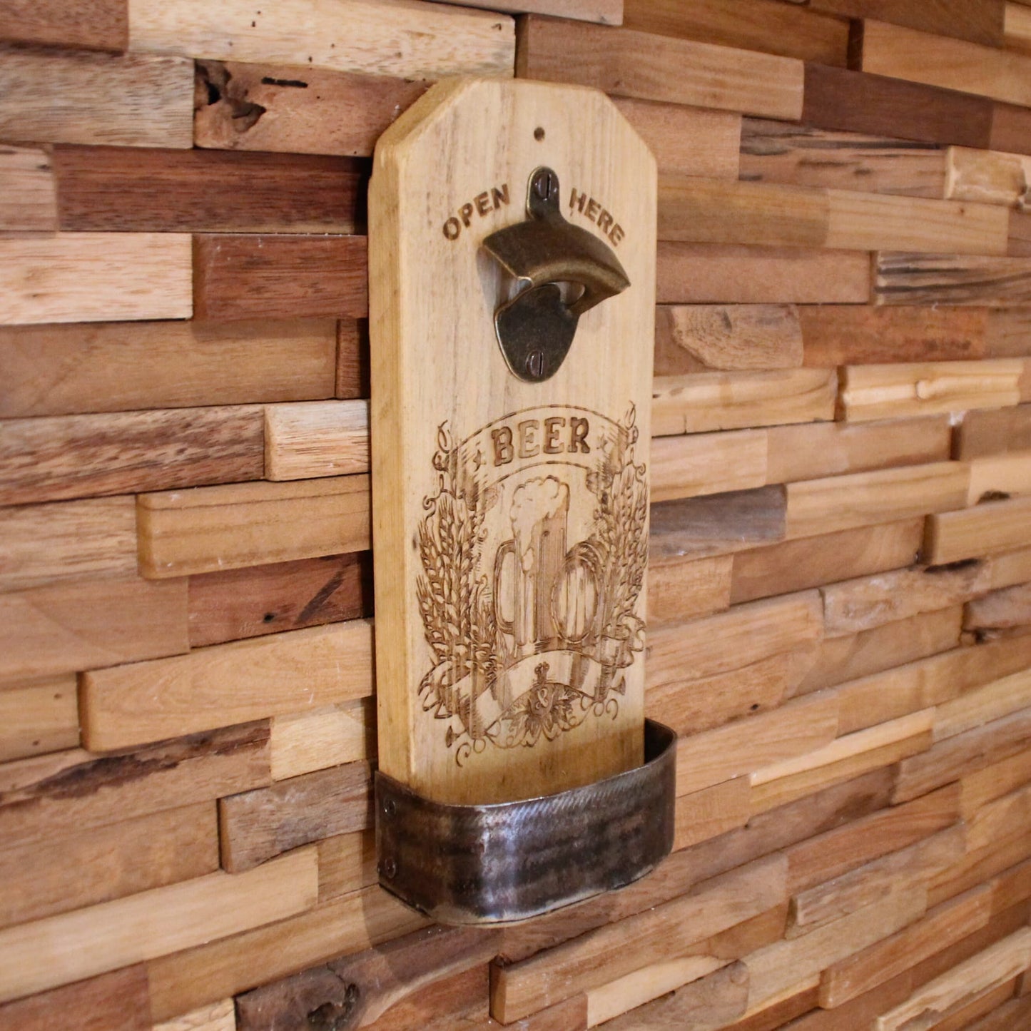 Décapsuleur mural en bois recyclé fait à la main. Gravure "Beer" avec houblon et chope. Idée cadeau parfaite