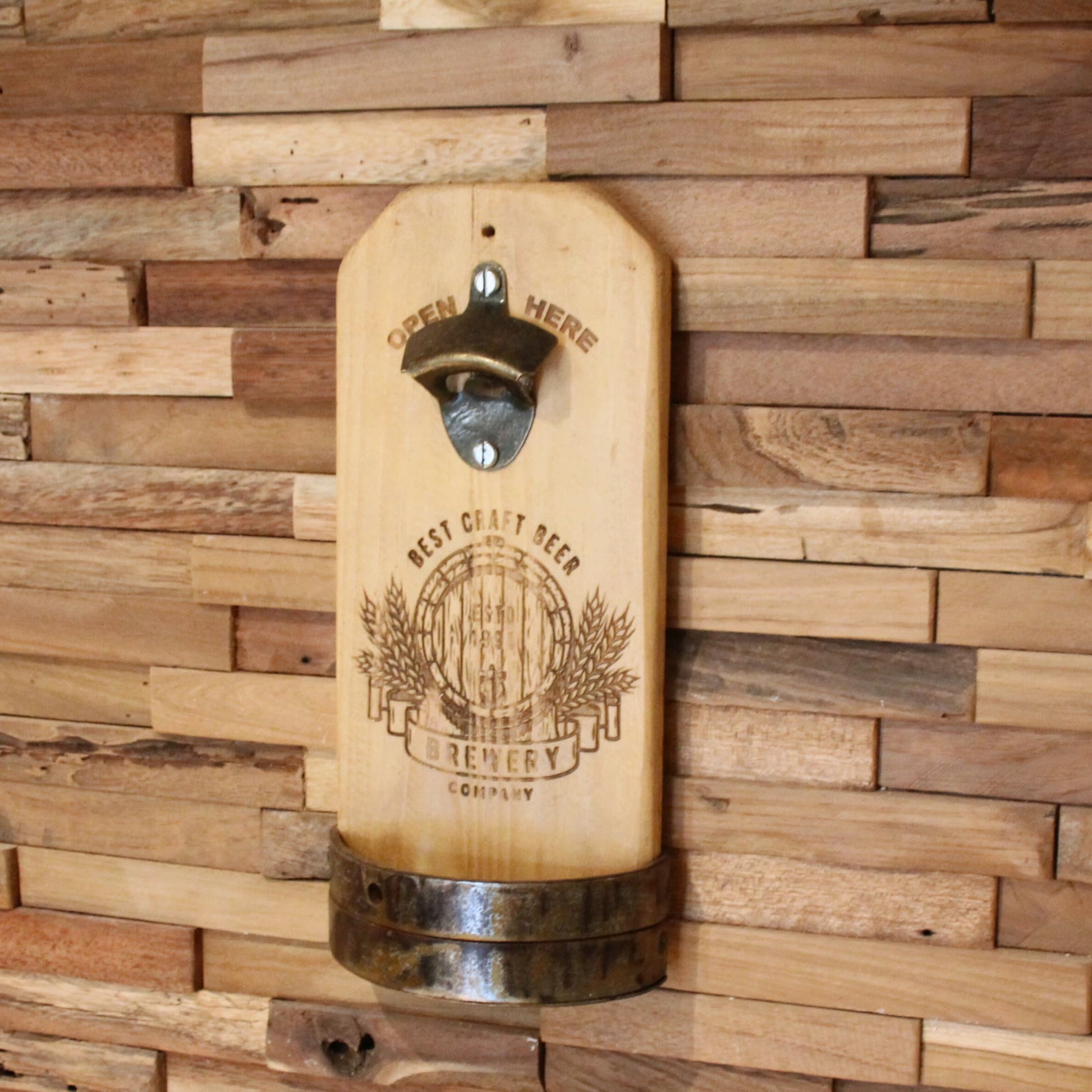 Décapsuleur mural en bois recyclé fait à la main. Gravure Best Craft Beer. Pièce Unique