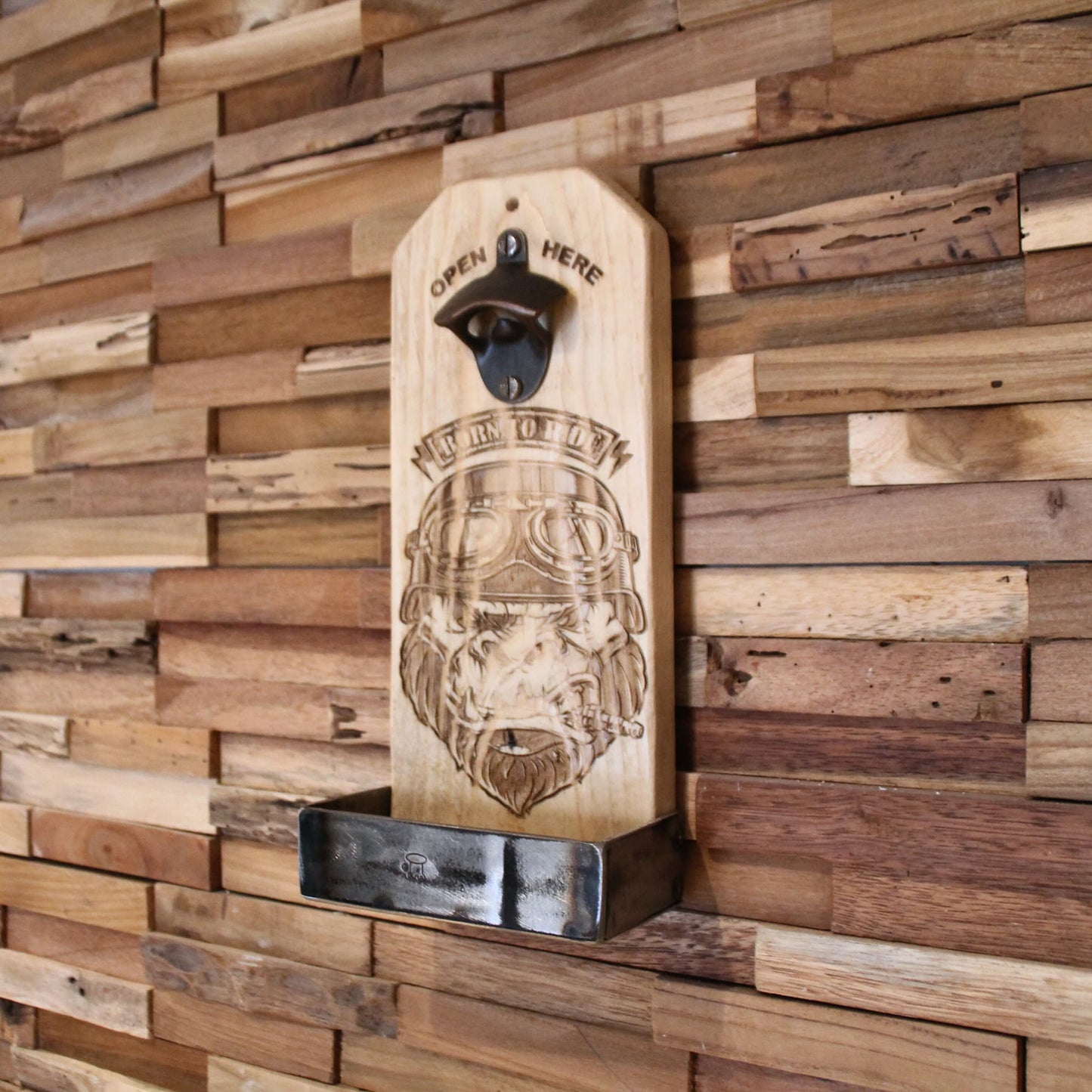 Décapsuleur mural en bois gravé gorille motard avec casque – Idéal pour une ambiance décalée et motarde.