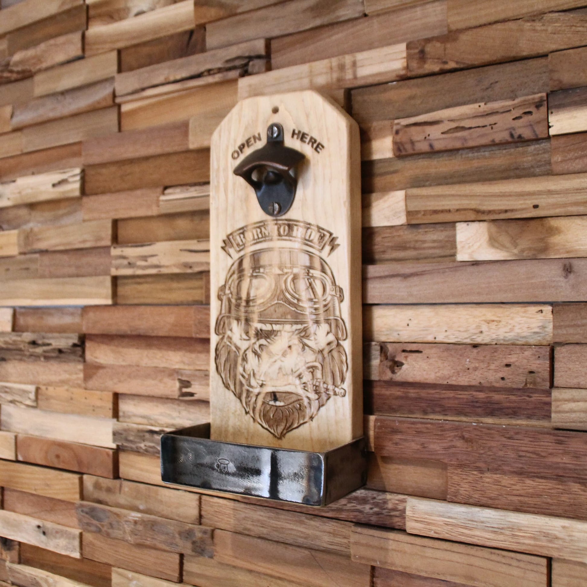 Décapsuleur mural en bois gravé gorille motard avec casque – Idéal pour une ambiance décalée et motarde.