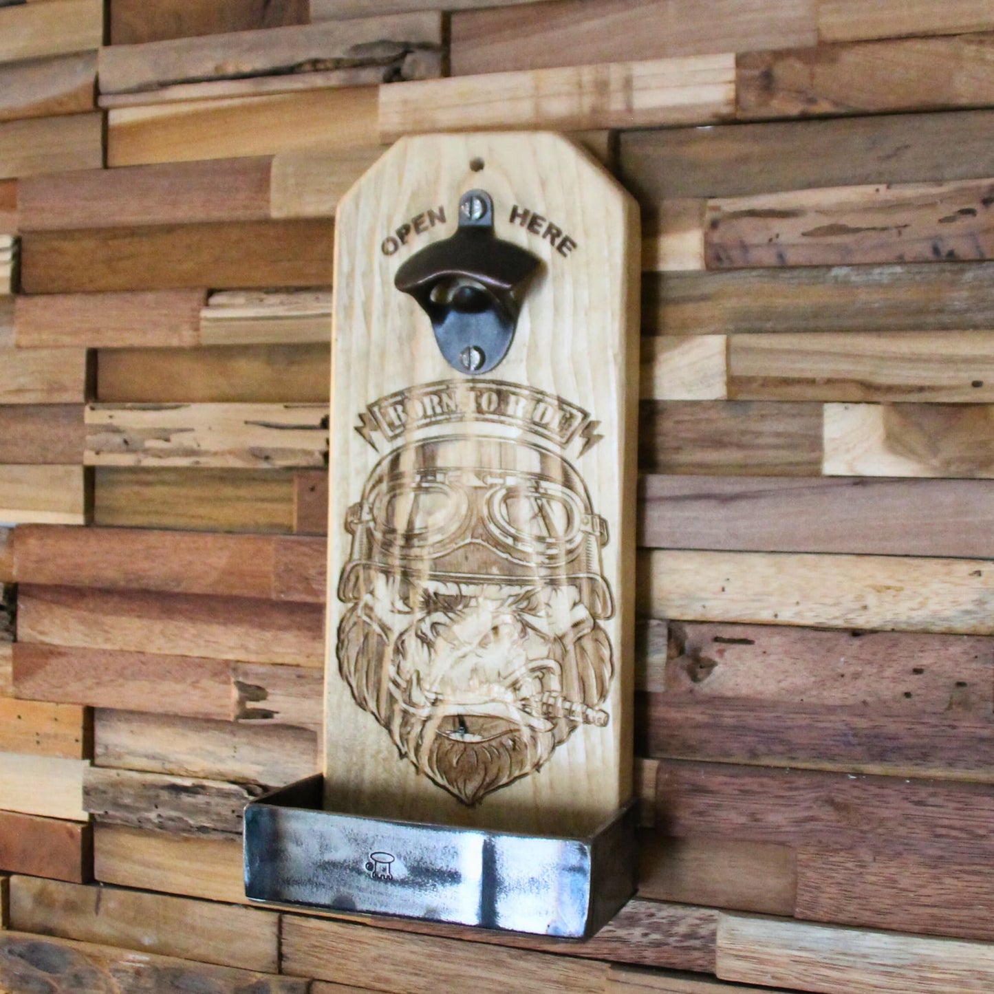 Décapsuleur mural en bois avec gravure d’un gorille motard portant un casque – Accessoire unique pour les passionnés de motos et de décoration.
