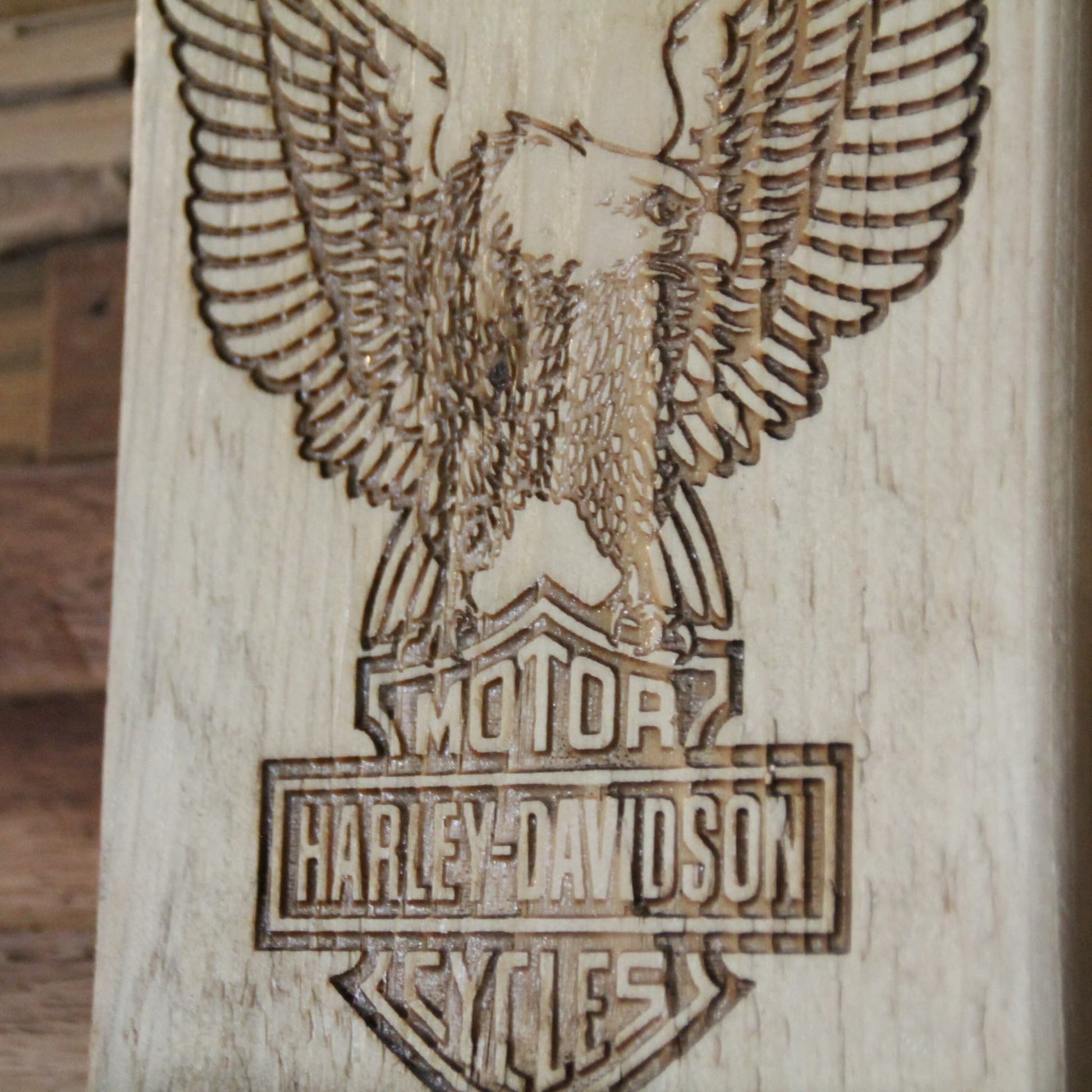 Décapsuleur mural en bois avec gravure Harley Davidson – Accessoire de décoration pour les passionnés de motos et de bière.