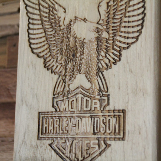 Décapsuleur mural en bois avec gravure Harley Davidson – Accessoire de décoration pour les passionnés de motos et de bière.