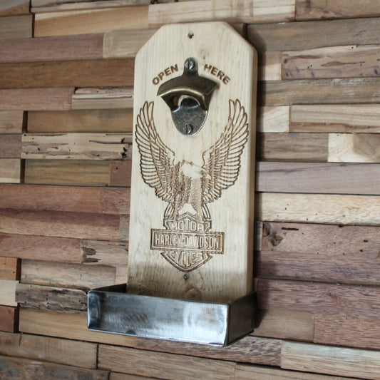 Décapsuleur mural en bois avec logo Harley Davidson gravé – Parfait pour ajouter une touche vintage et robuste à votre déco.