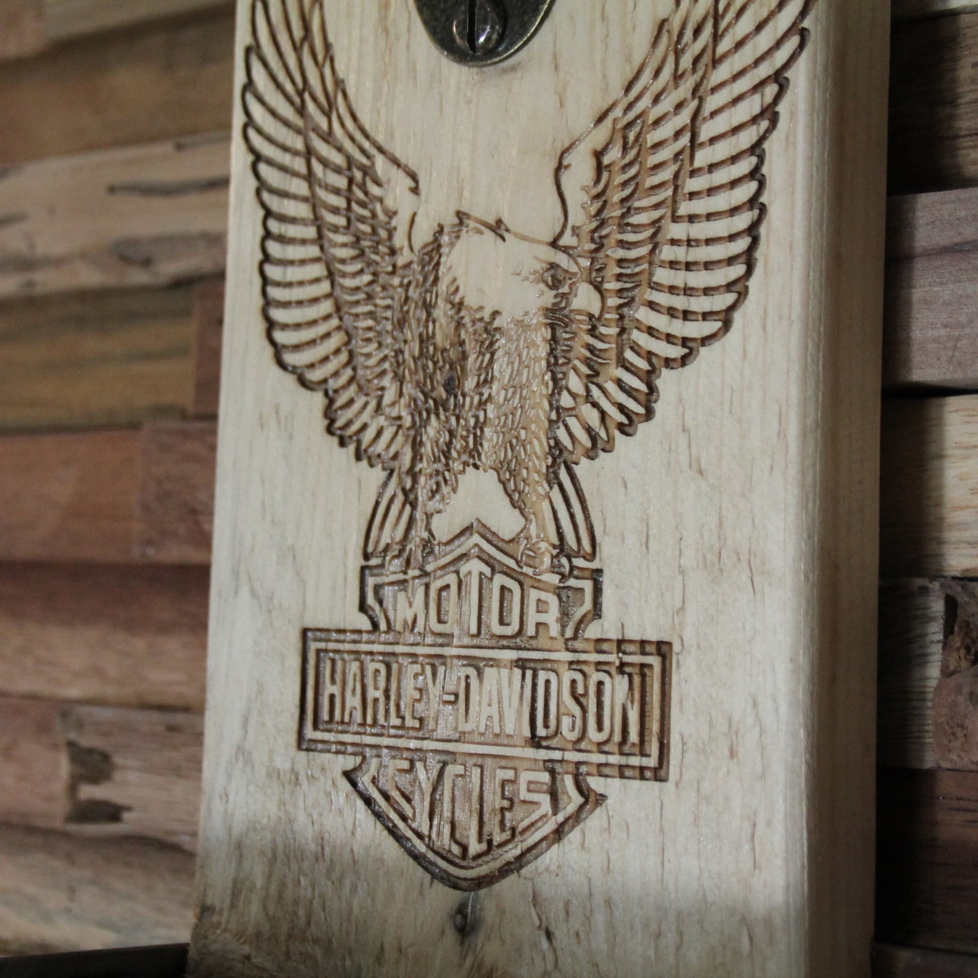 Décapsuleur mural en bois avec gravure Harley Davidson – Un accessoire fonctionnel et stylé pour les amateurs de motos.