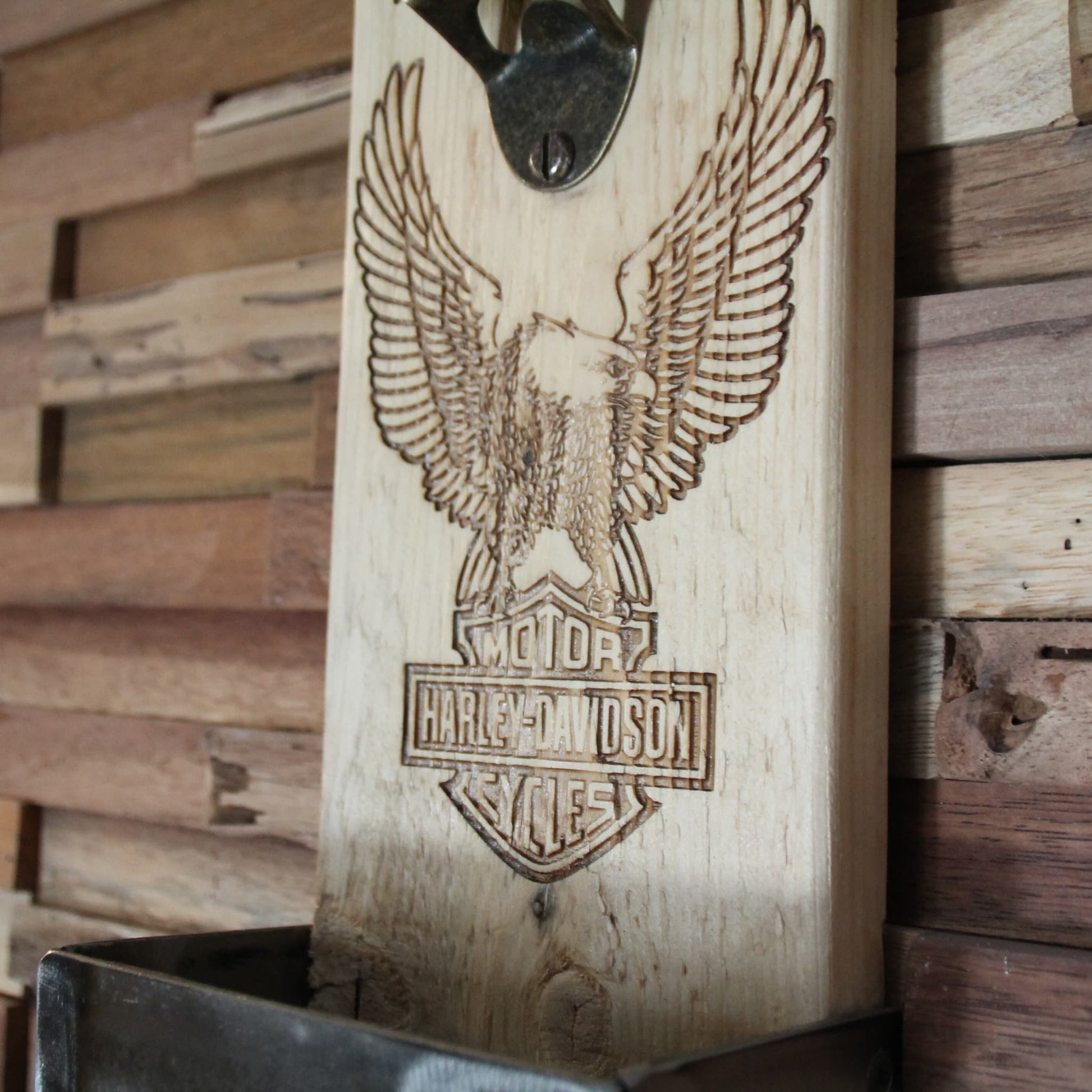 Décapsuleur mural en bois gravé Harley Davidson – Idéal pour un intérieur inspiré de l'univers biker.