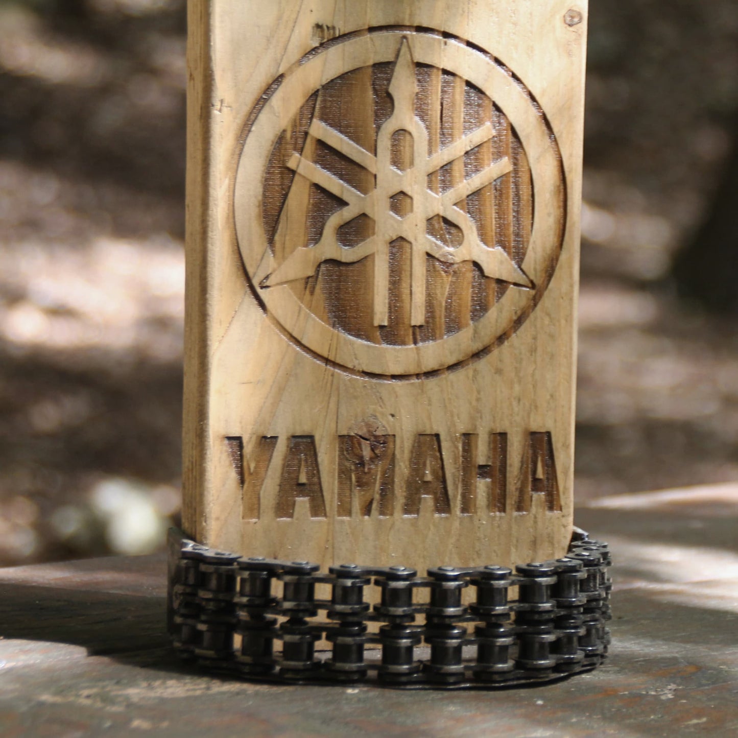 Zoom sur le décapsuleur mural en bois gravé Yamaha avec bac en chaine de moto
