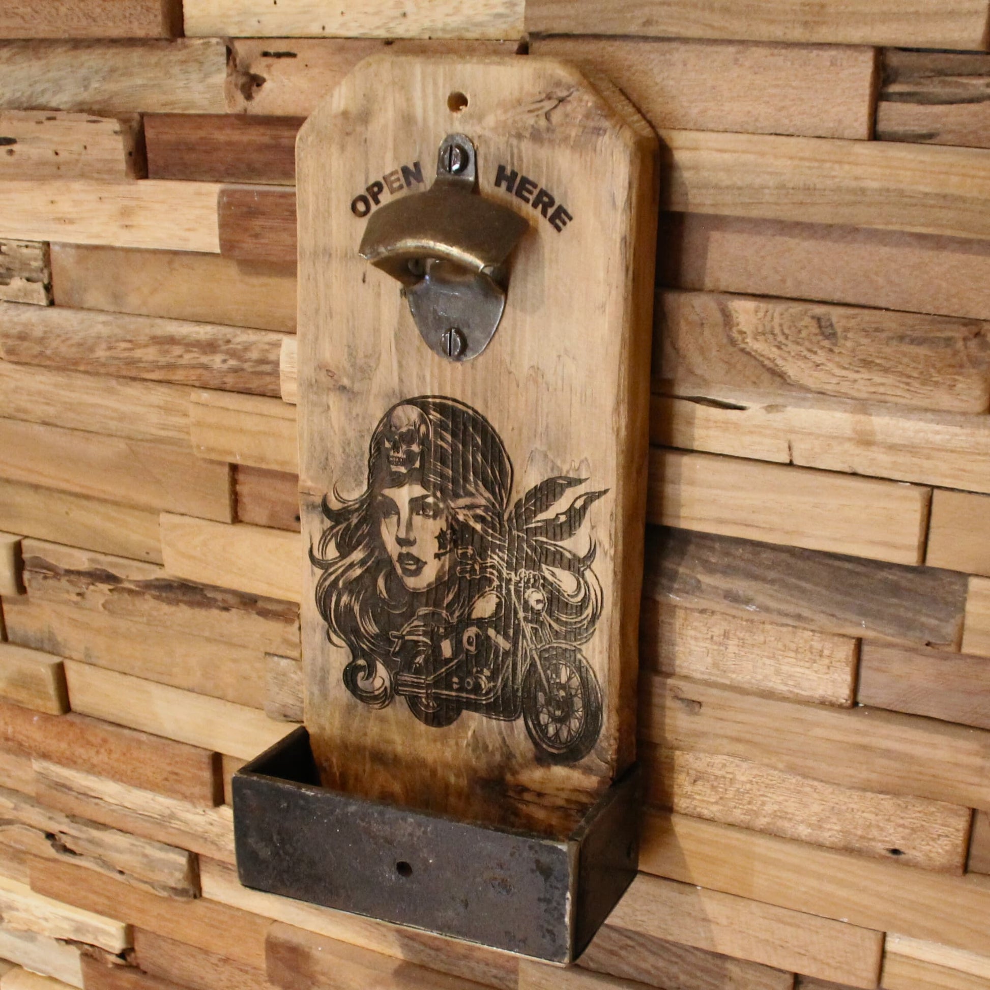 Décapsuleur mural en bois et métal recyclé. Fait main. Gravure pirate motarde sexy.