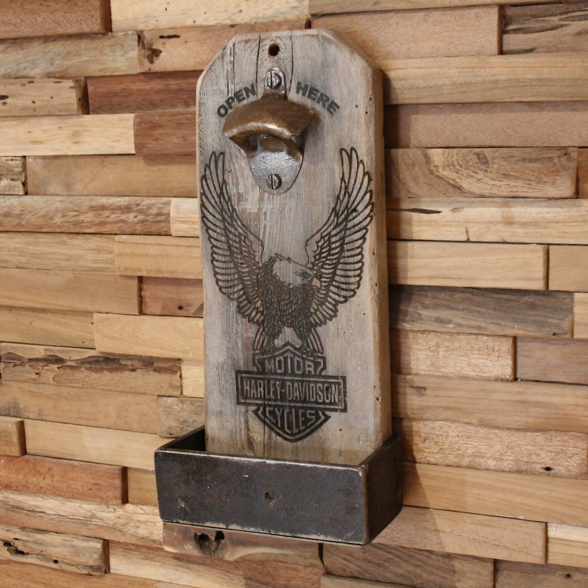 Décapsuleur mural en bois et métal recyclé gravé de l'aigle Harley Davidson.