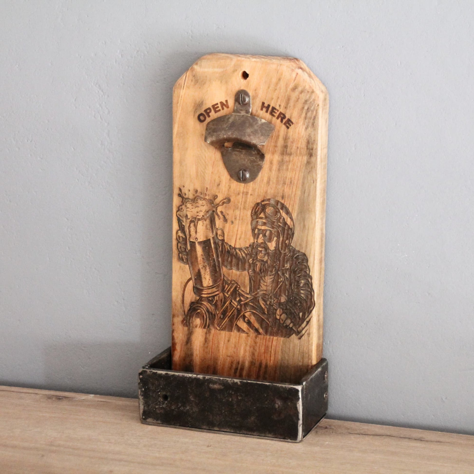 Décapsuleur artisanal en bois et métal recyclé. Gravure biker souriant brandissant une chope de bière. Pièce unique