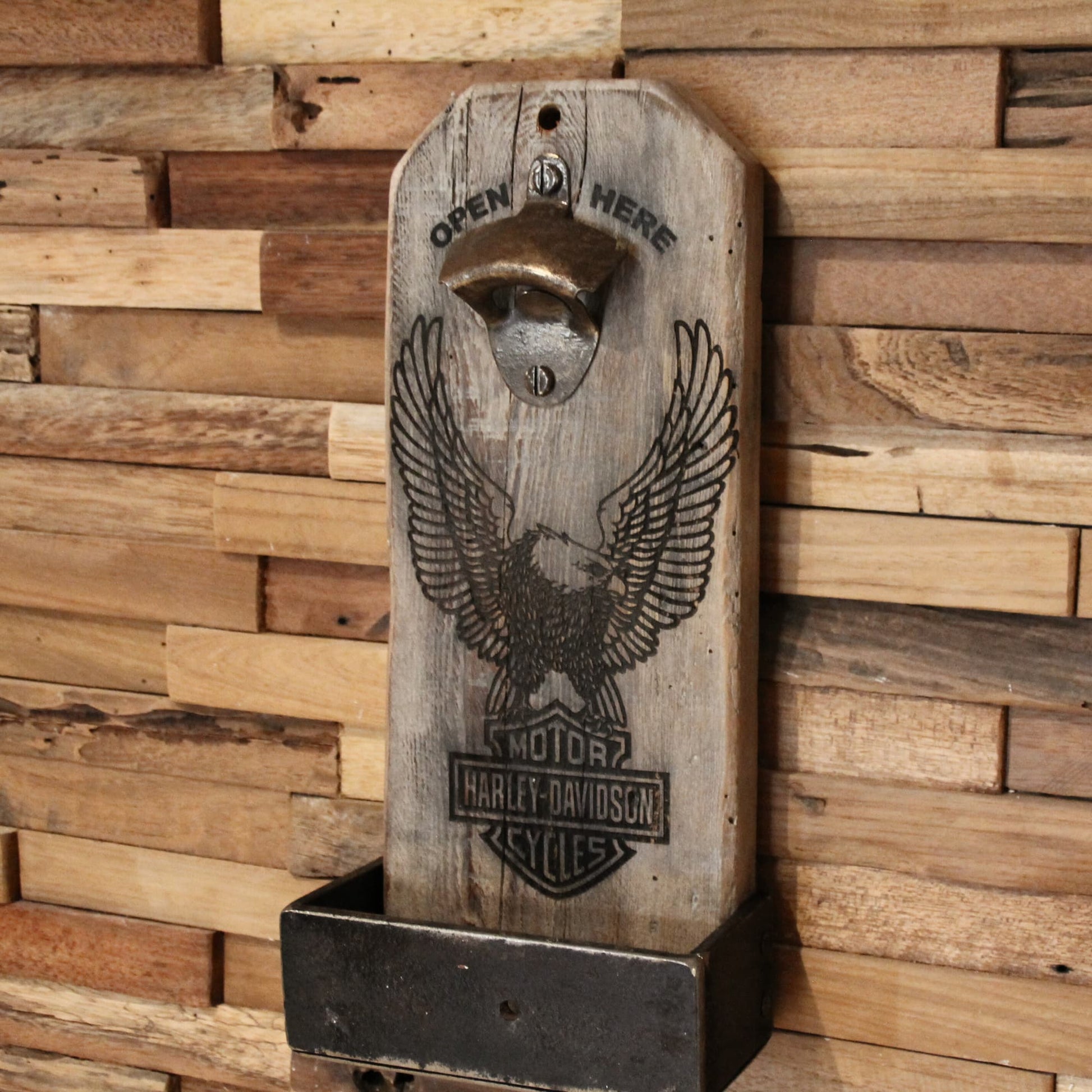 Décapsuleur mural en bois et métal recyclé gravé de l'aigle Harley Davidson. Pièce unique