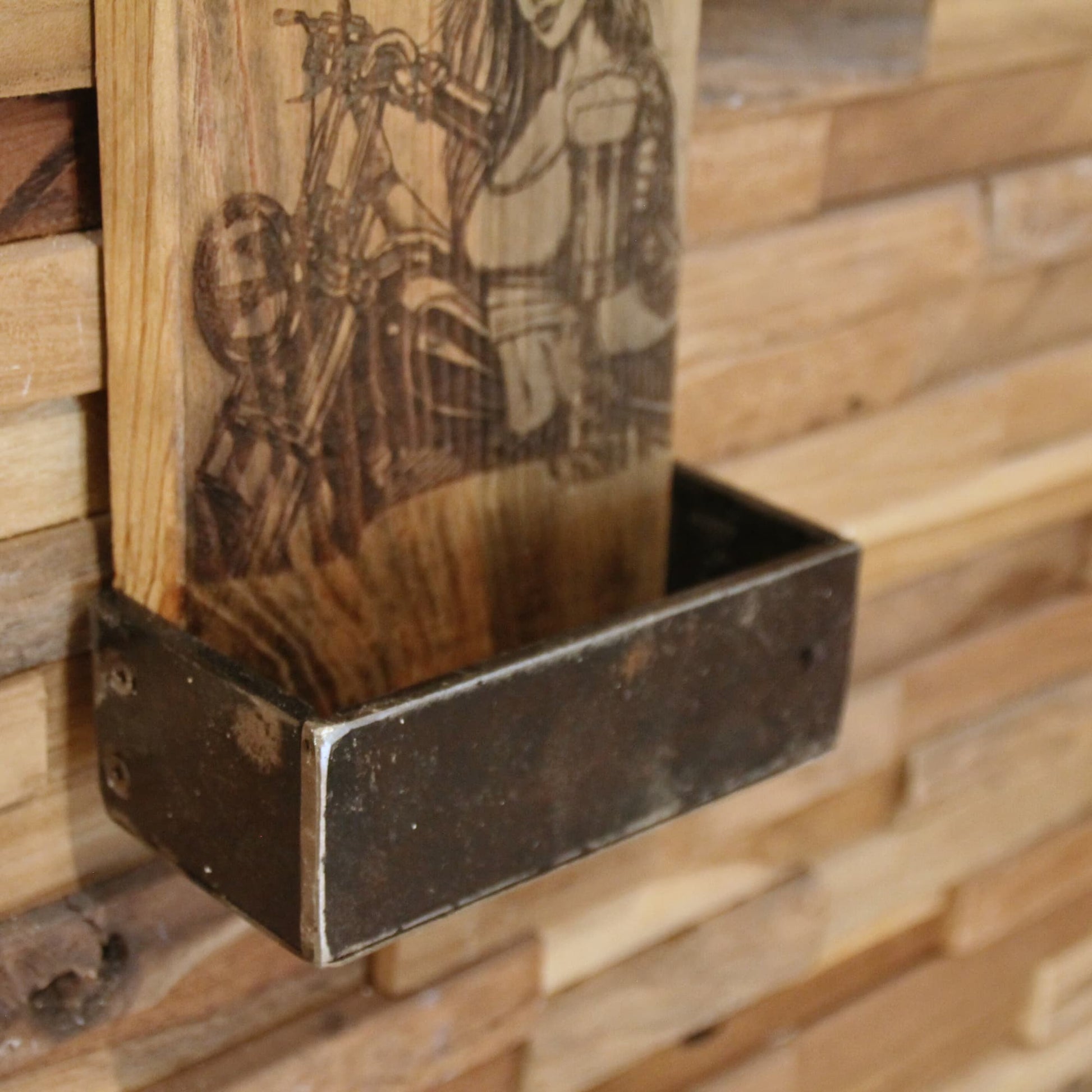 Détails du Décapsuleur mural artisanal en bois recyclé et métal. Gravure motarde sexy et chope de bière. Pièce unique.