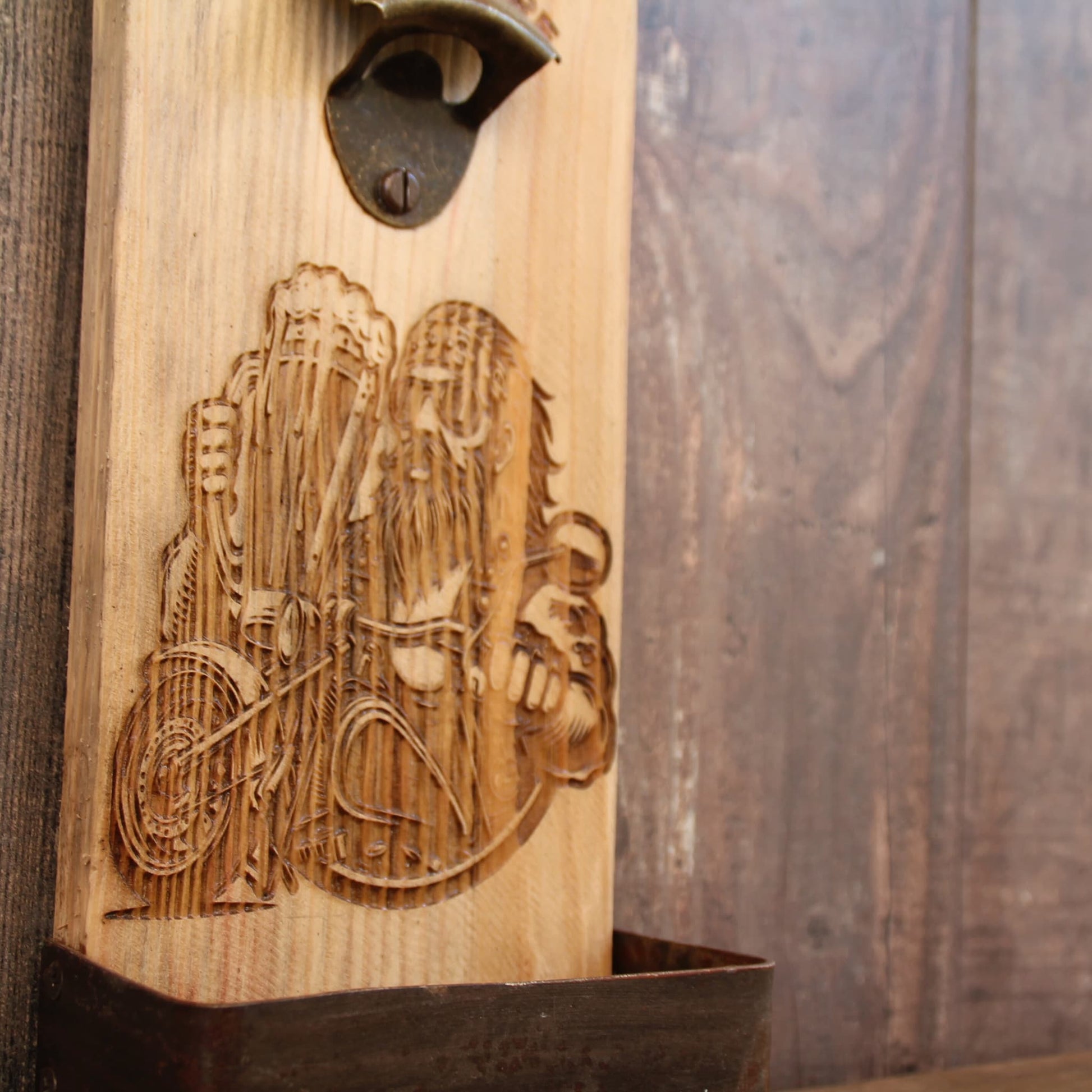 Décapsuleur mural en bois de palette recyclé, gravé d’un biker tenant une choppe de bière – Pièce artisanale au design unique.