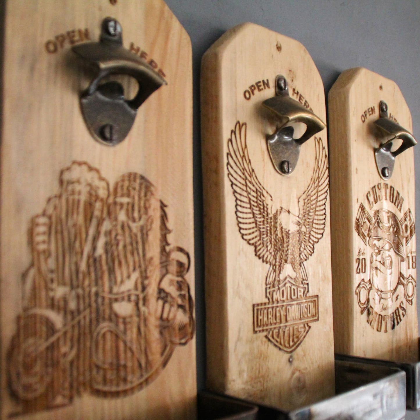 Décapsuleur mural en bois de palette recyclé, gravé de designs motards : biker, pistons et bulldog motard – Pièces uniques pour un style audacieux.