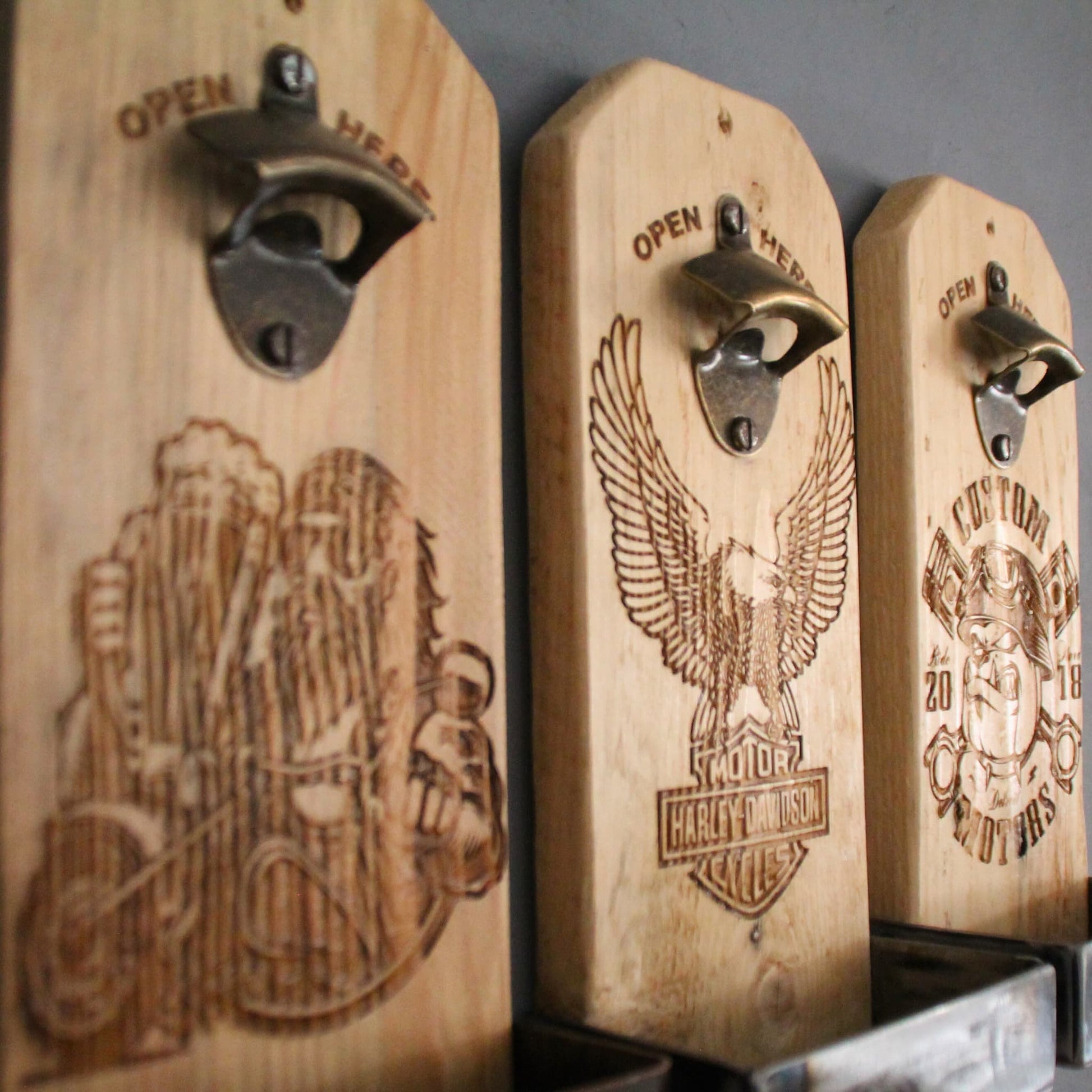 Décapsuleur mural en bois de palette recyclé, gravé de designs motards : biker, pistons et bulldog motard – Pièces uniques pour un style audacieux.